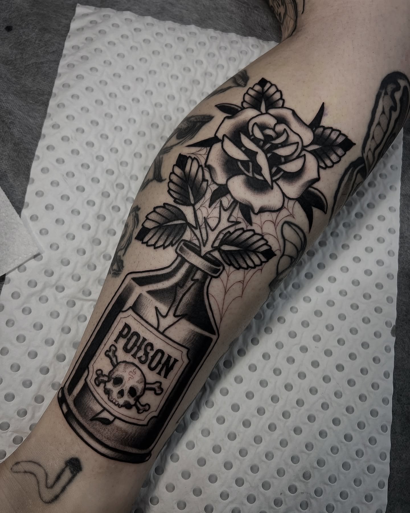 🕸️ #boldwillhold 
@vaiderzneedles 

#brisbanetattooartist#blackworkers#boldtattoos#blxckink#rosetattoos#traditionaltattoos#btattooing