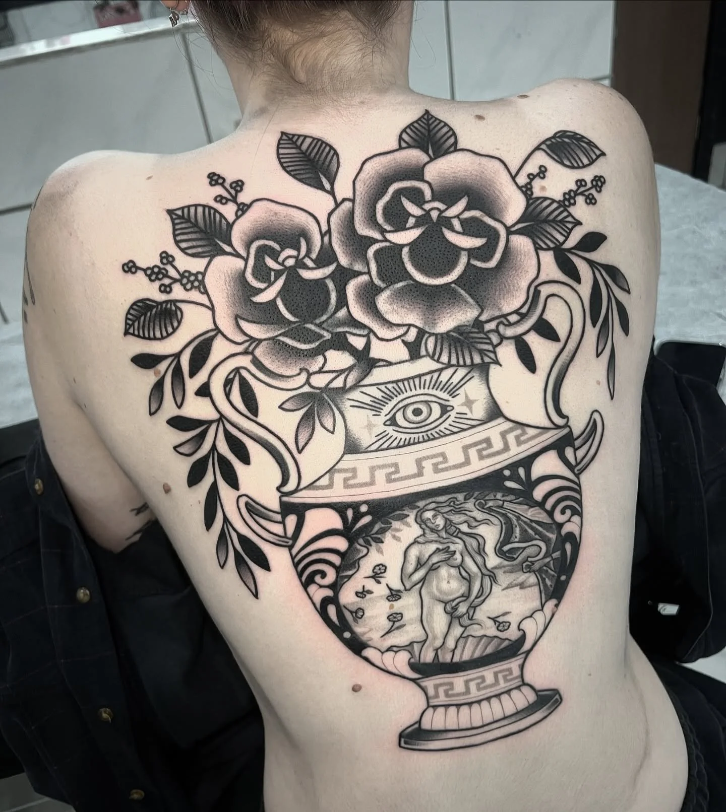 More vase pls 🖤

#blackworkers#blackworktattoos#vasetattoos#traditionaltattoo#rosetattoo#coveruptattoo#venustattoos#brisbanetattooartist