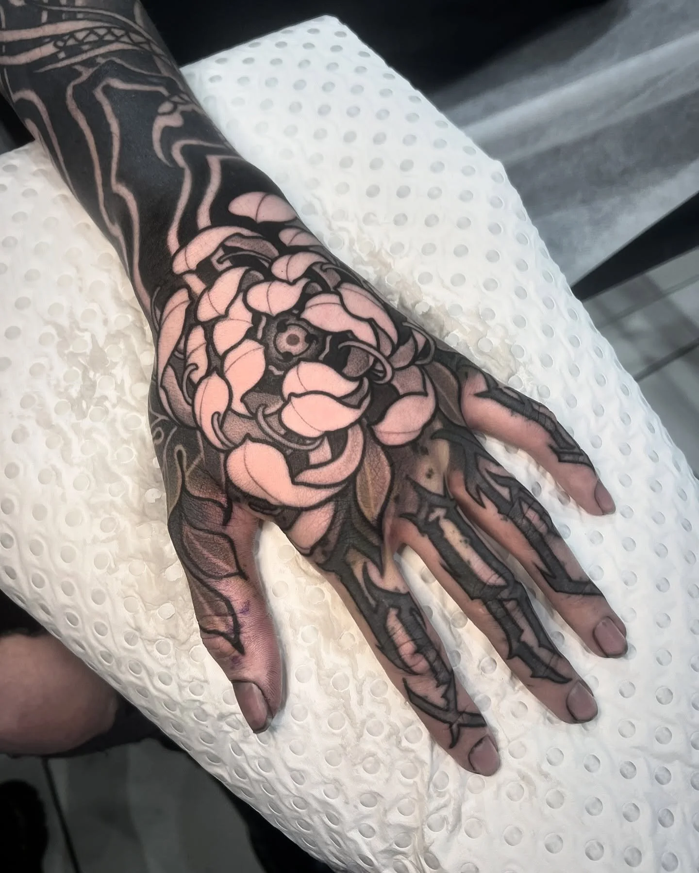 &ldquo;Maximum coverage please&rdquo; 
Say no more @kairoonny_ 🖊️

@vaiderzneedles 💕 @brisbanebodyart 

#blackworkers#blacktattoos#handtattoos#btattooing#blxckink#blackworktattoos#brisbanetattooartist#alternatives