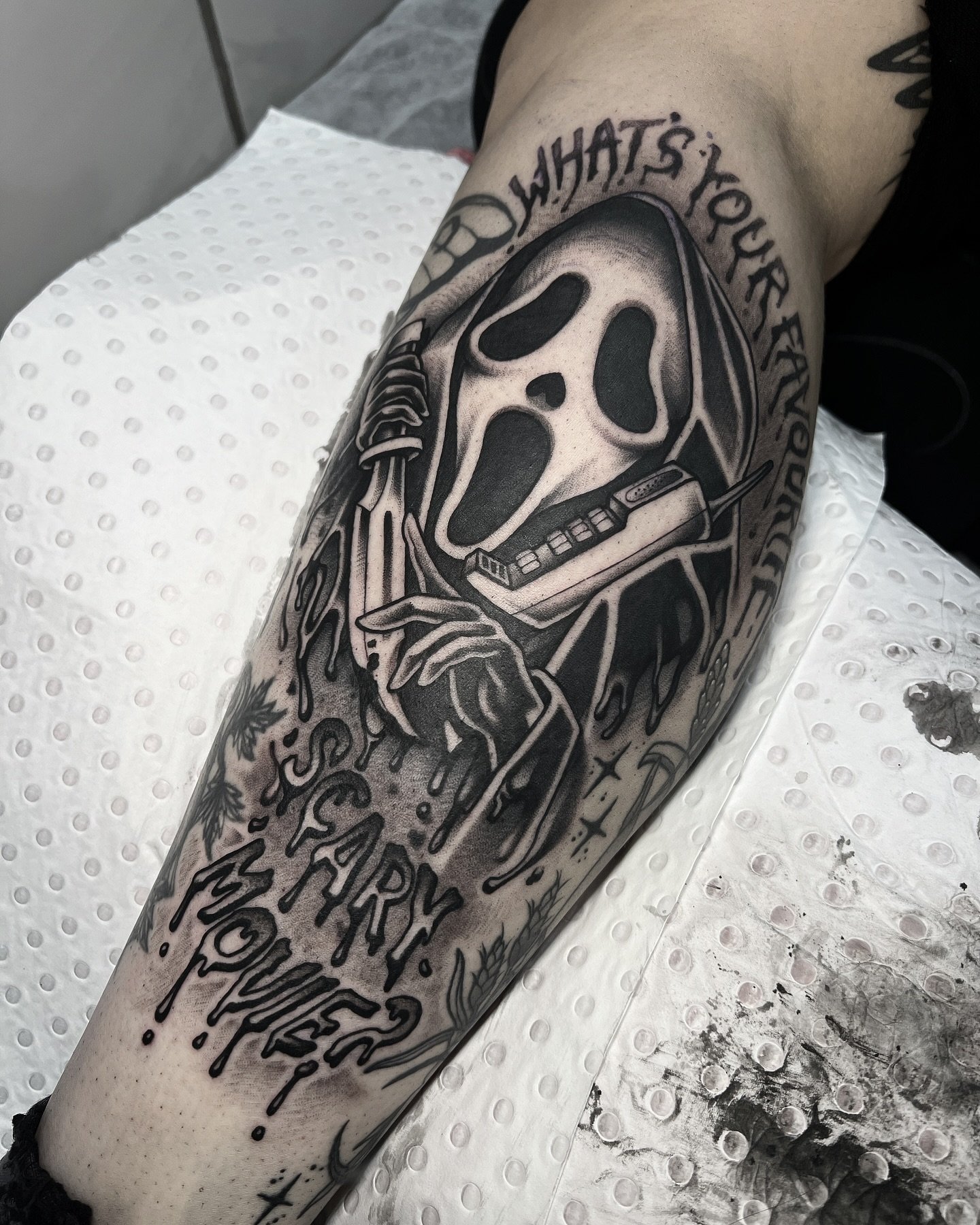 No you hang up first 🥺

@vaiderzneedles 💕 @brisbanebodyart 

#blackworkers#screamtattoos#blackworktattoos#blackworktattoosbrisbane#brisbanetattooartist#blackink#horrormovietattoos#screamqueens#ghostfacetattoo