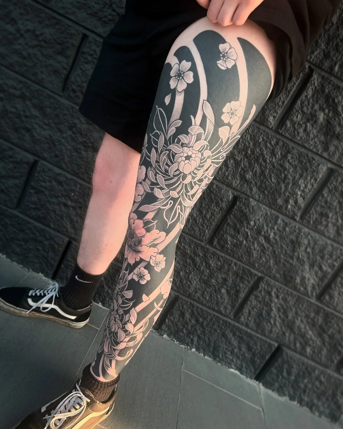 @kyoun5 leg sleeve, one pass 12 months healed ⚫️ 
drop a comment if you geezed this at SEQ Tattoo Show last weekend! 🖤 

@vaiderzneedles 💕 @dynamiccolor triple black 

#blackworkers#solidblacktattoos#japanesetattoos#legsleevetattoos#brisbaneblackwo