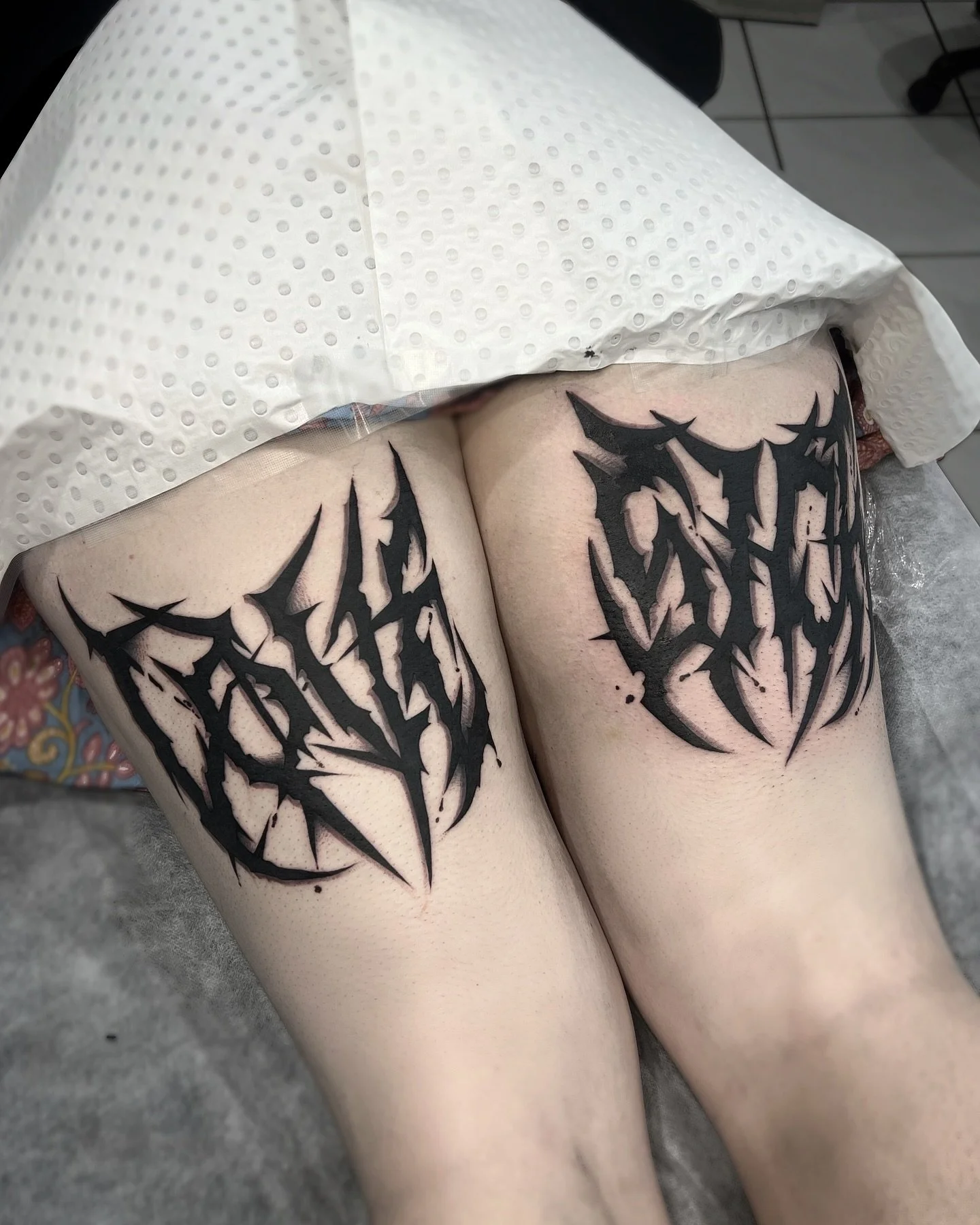 100% confirmed my clients are tougher than me 💀 &ldquo;love sick&rdquo; underbutt for @madelinejanemoore 🖤

@vaiderzneedles and @dynamiccolor triple black 🩷🖤

#blackworkers#btattooing#boldtattoos#scripttattoos#blackink#lettering#brisbanetattooart