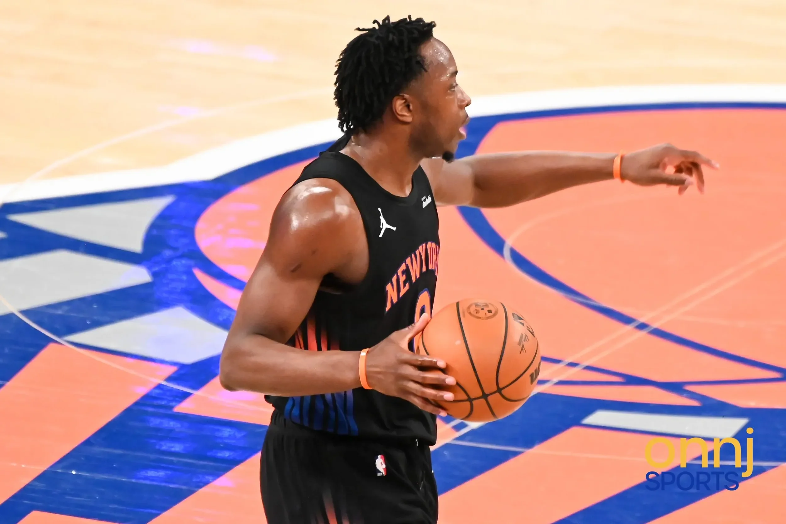 OG Anunoby dribbling the ball up the court