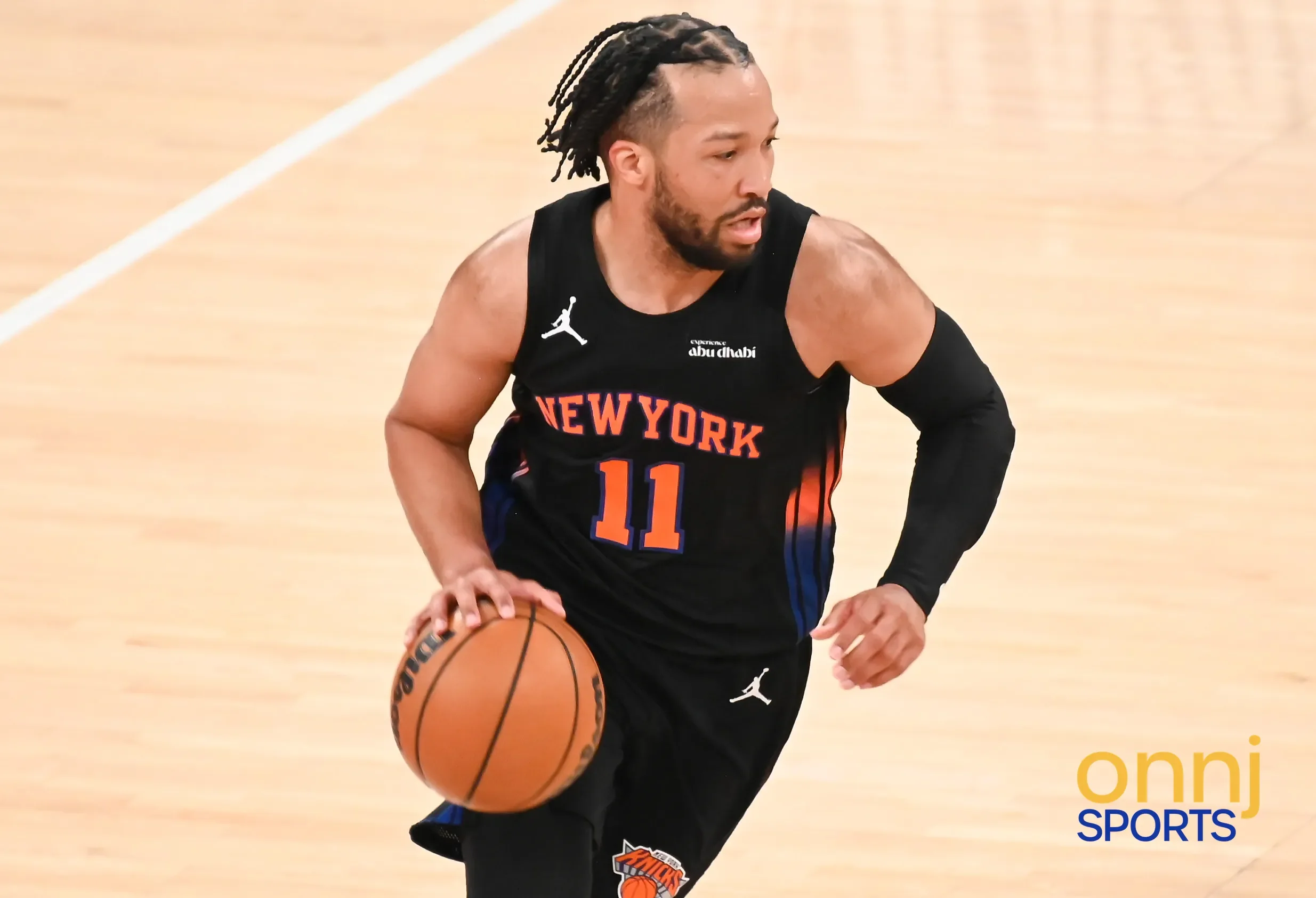 Jalen Brunson dribbling up the court