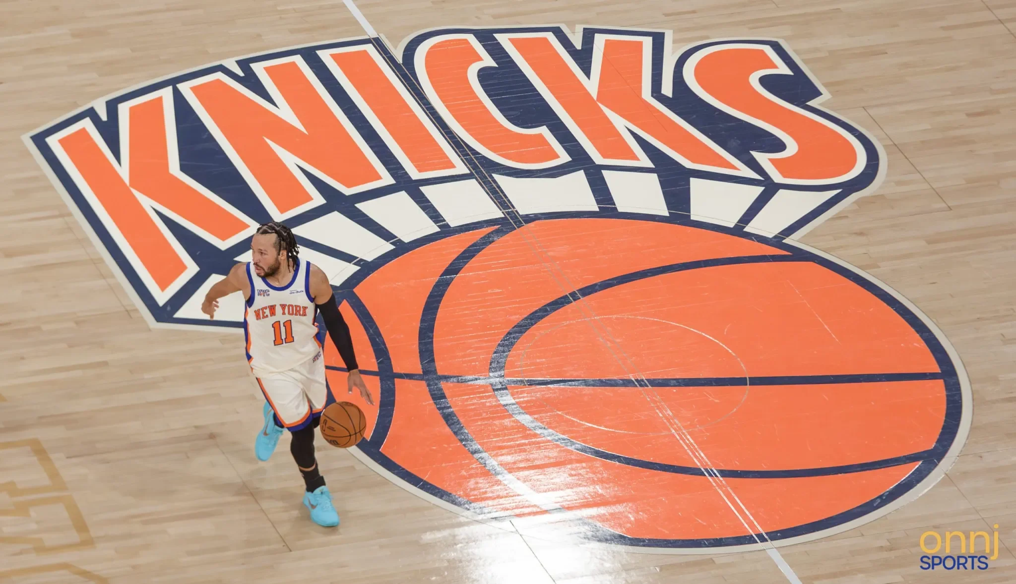 Jalen Brunson dribbling near halfcourt at the Knicks logo