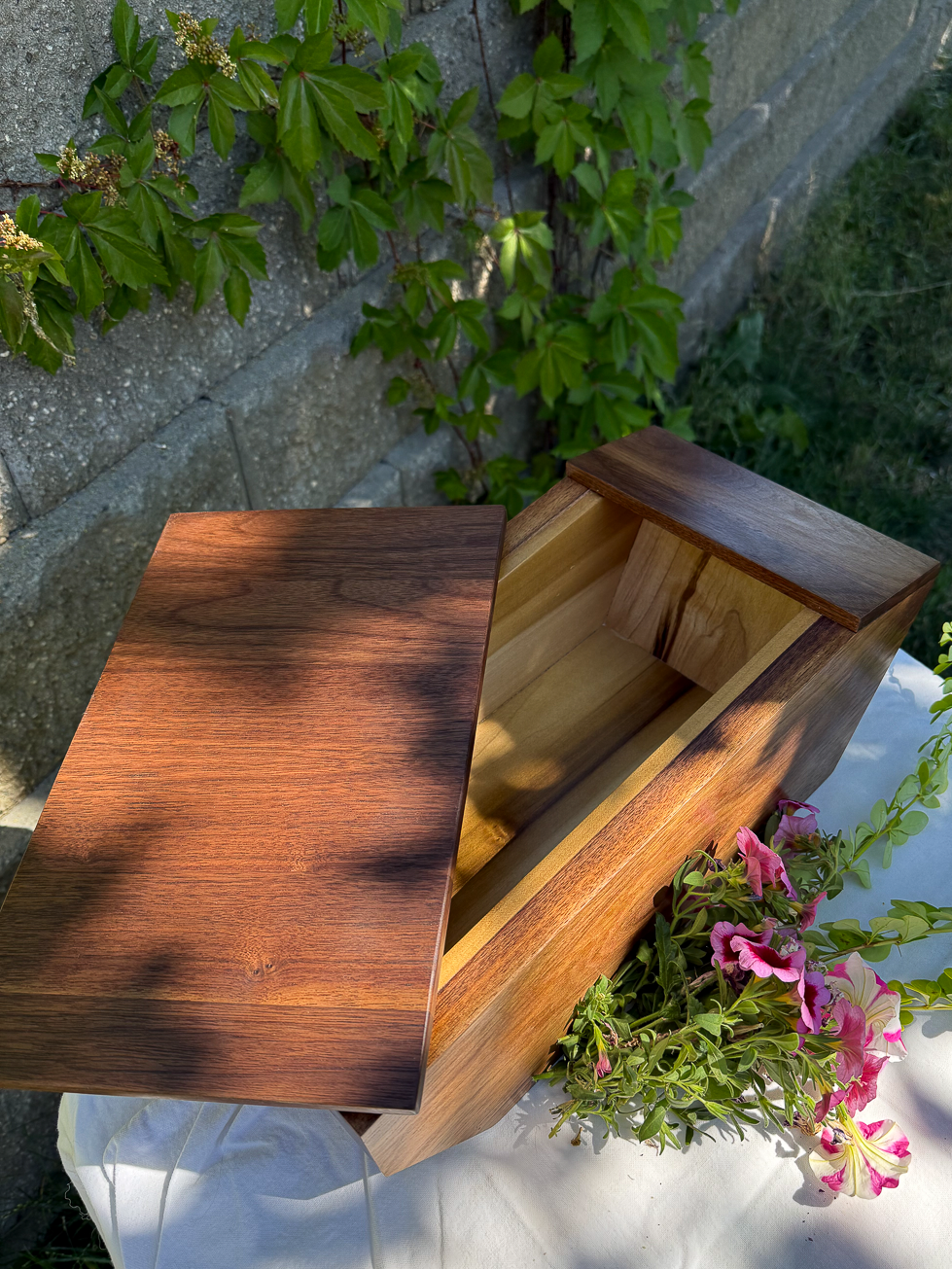 Custom-Urn-Human-Pet-Funeral-Home-Vet-Cremation-Luxury-High-End-4.png