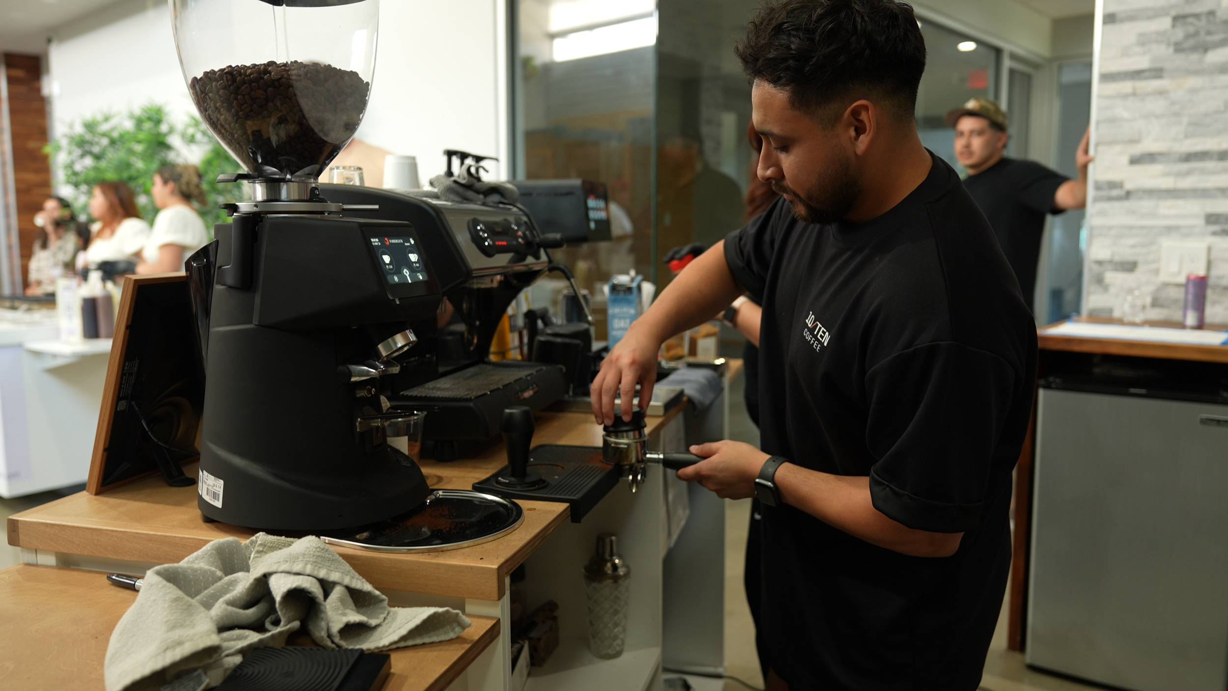 specialty coffee maker making coffee at 10tencoffeecart
