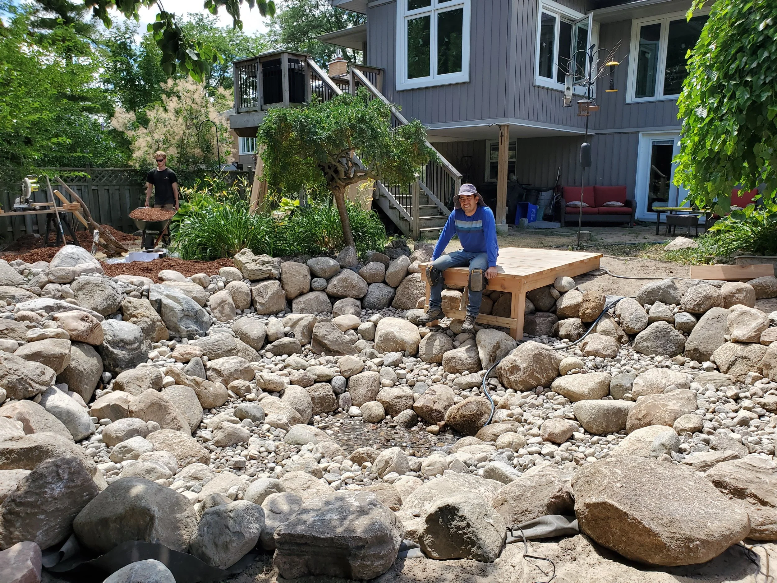 Construccion de estanque o pond con rocas, en jardín residencial