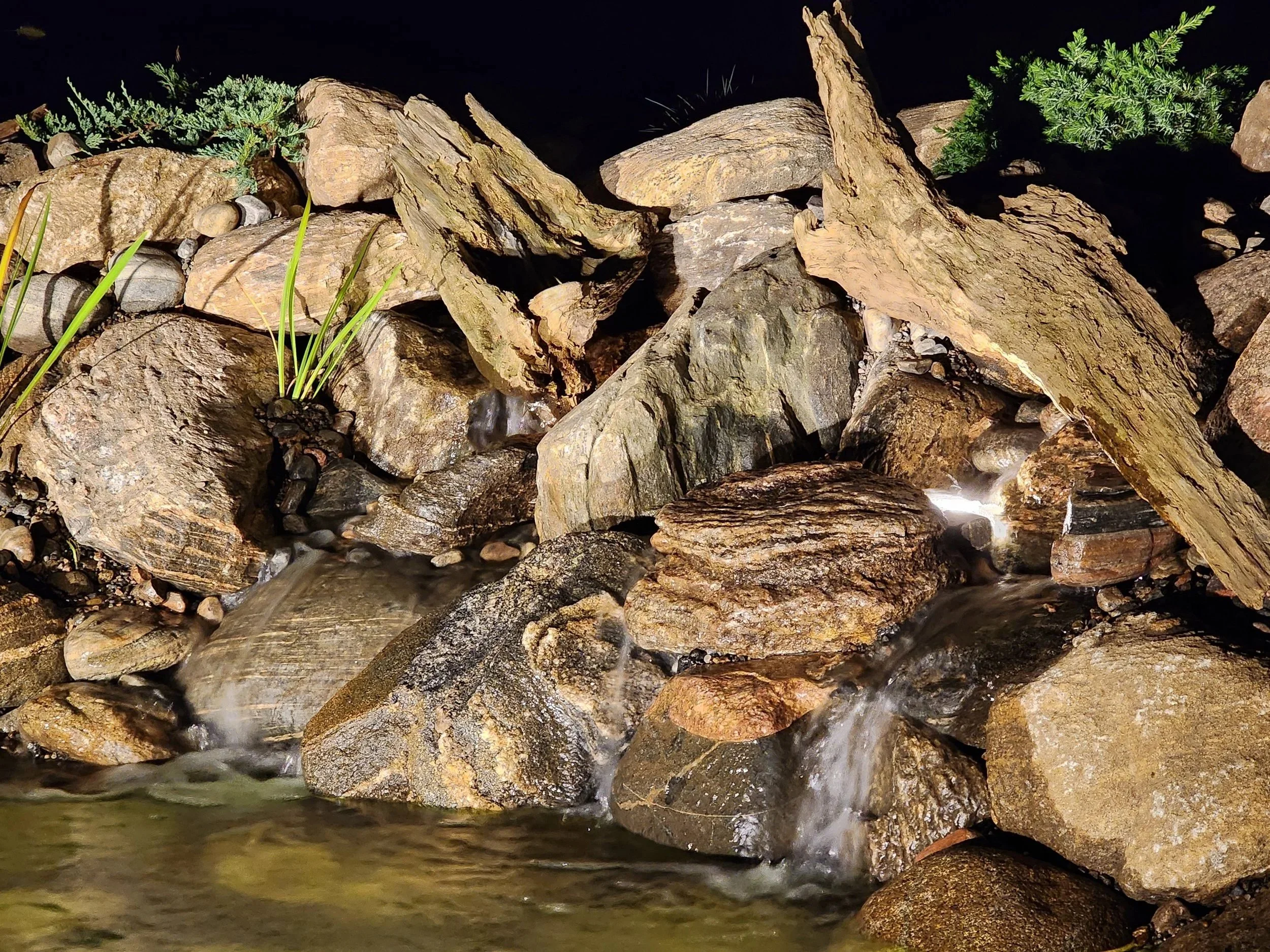 Cascada con tres caidas y estanque de goldfish y koi