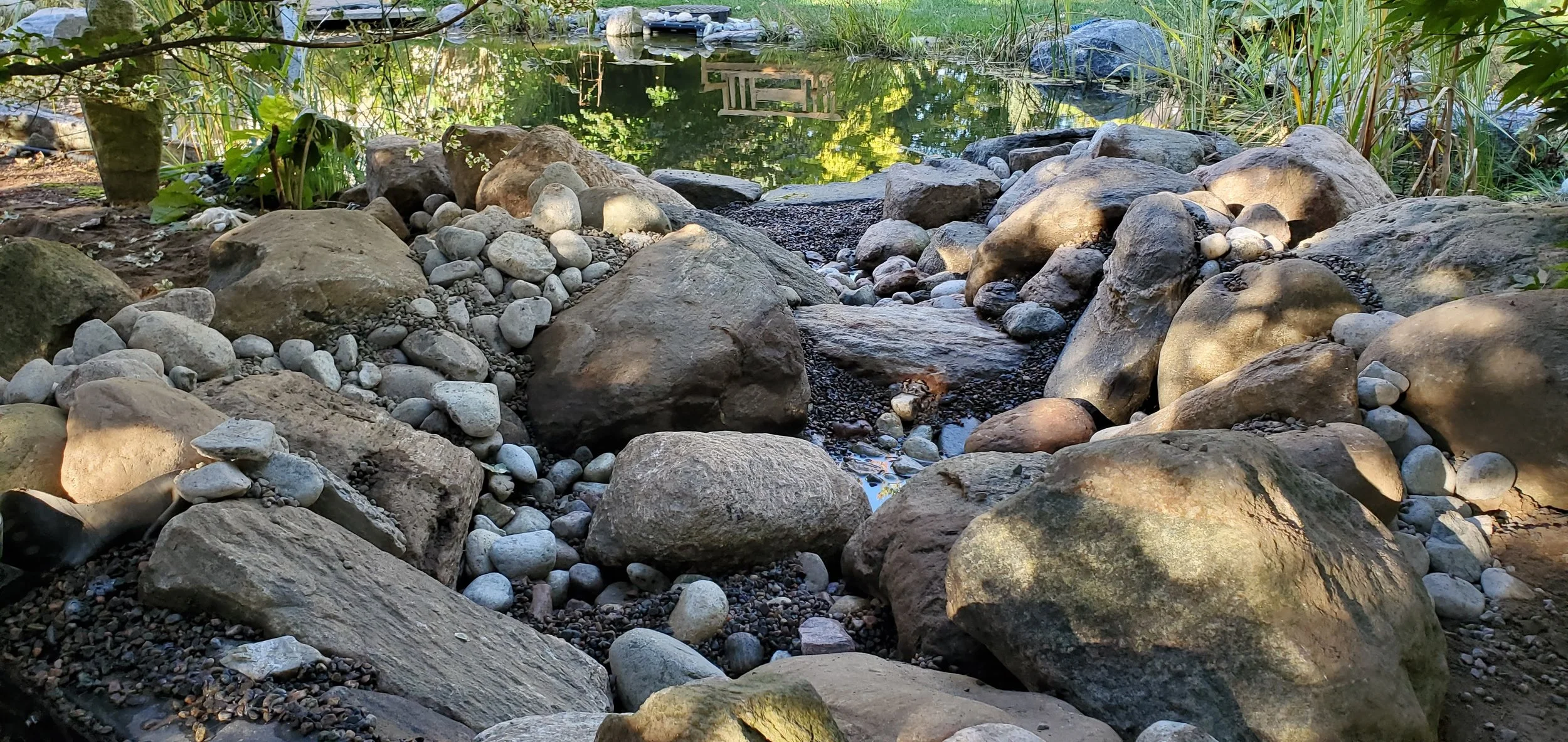 Cascada construida con rocas de granito