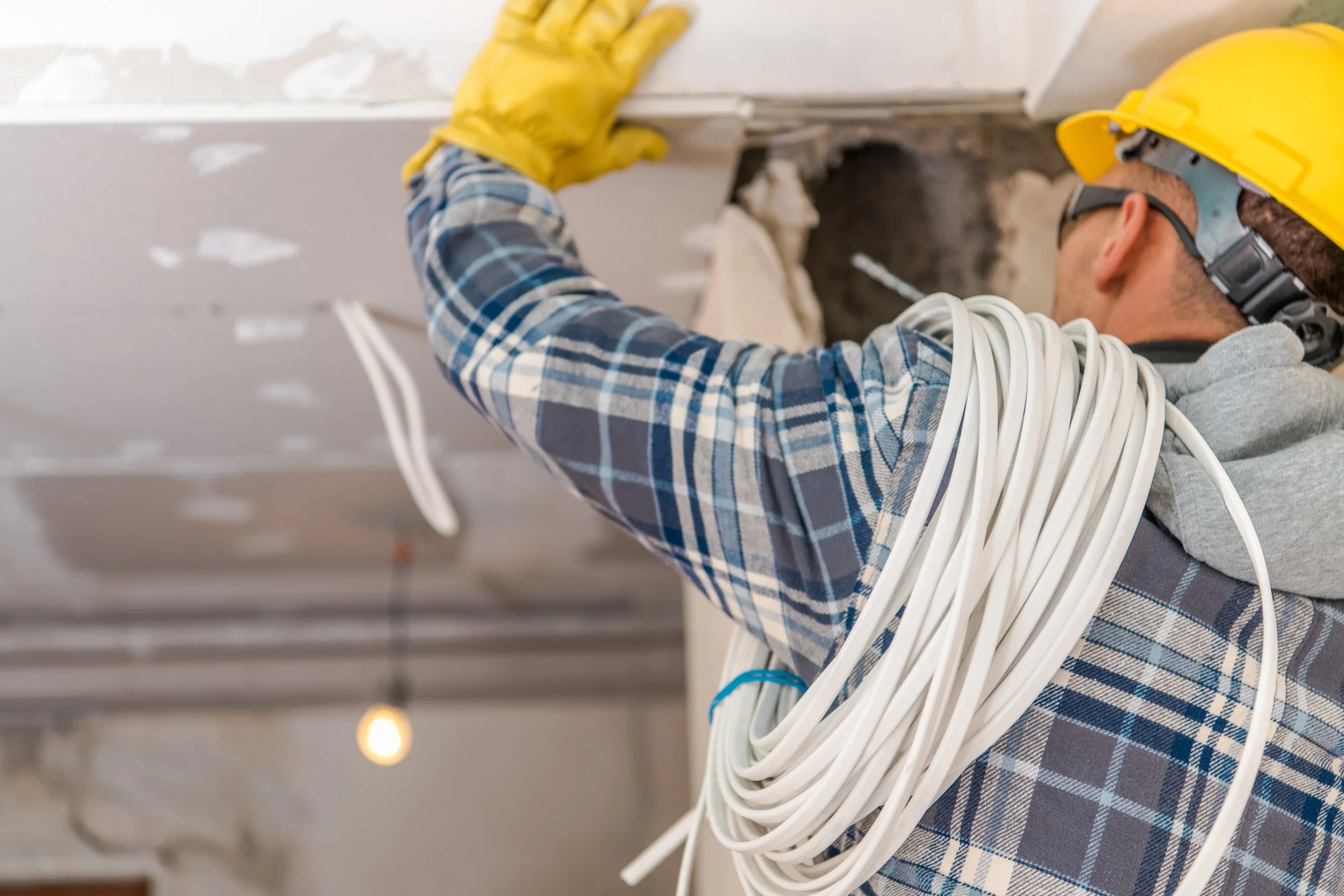 construction-worker-wiring-a-ceiling-in-a-building-2026-03-23-23-47-46-utc.jpg