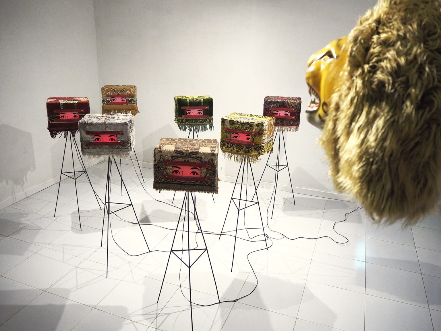 moch-krismon-ariwijaya_dalam-gerak-in-move_iron-wood-indonesian-prayer-mat-lamp-wire-lion-mask_variable-dimension_2021.jpg