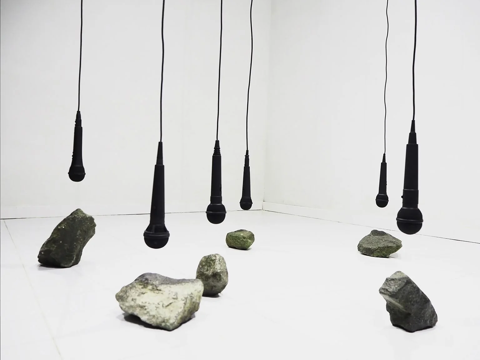 moch-krismon-ariwijaya_suara-dari-dasar-voice-from-bottom_6-microphones-and-wires-6-rocks-speakers_variable-dimension_20.jpg