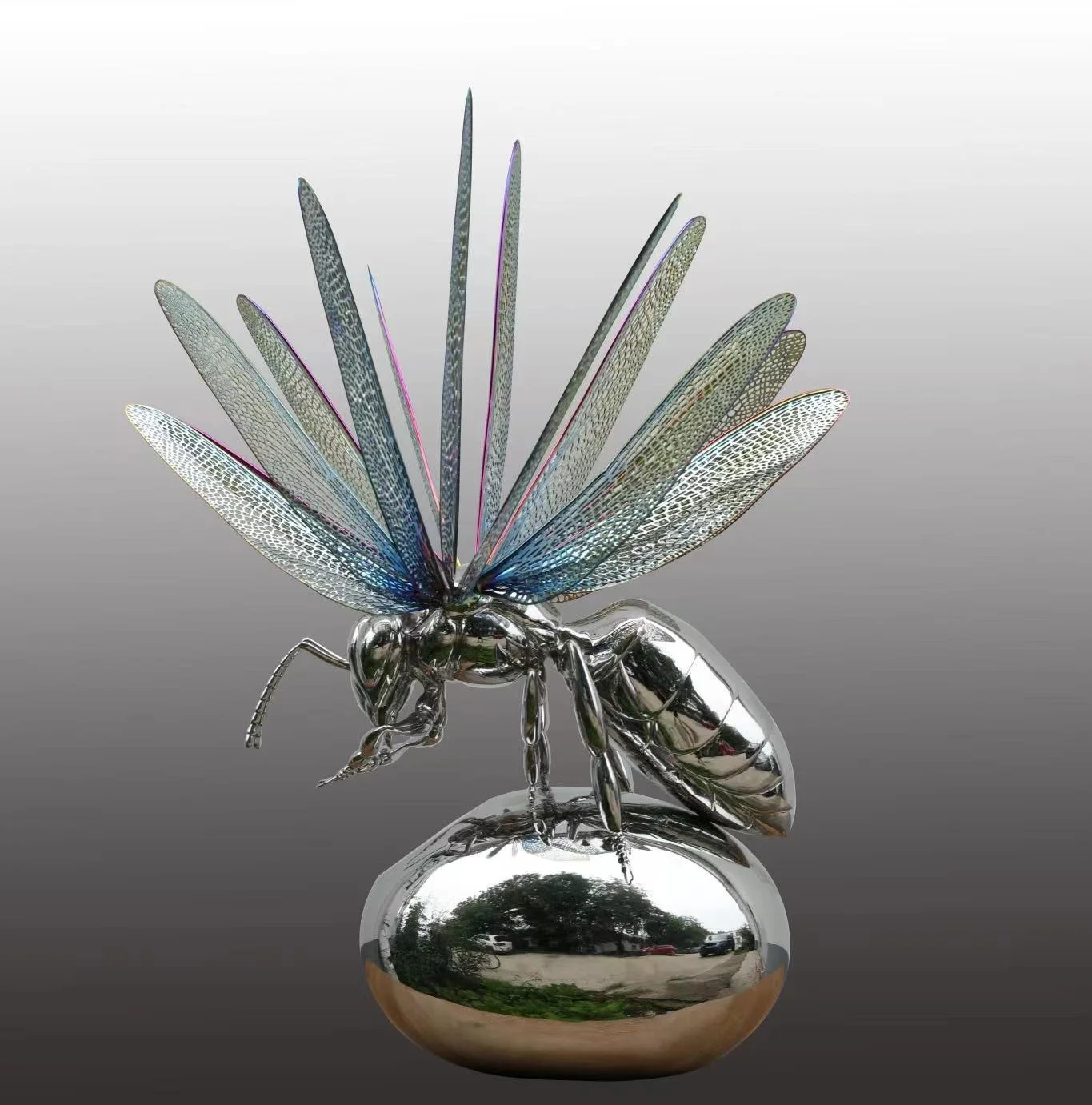  Rebirth – Bee 
 Stainless steel 
 49 x 42 x 60 cm, 2022 