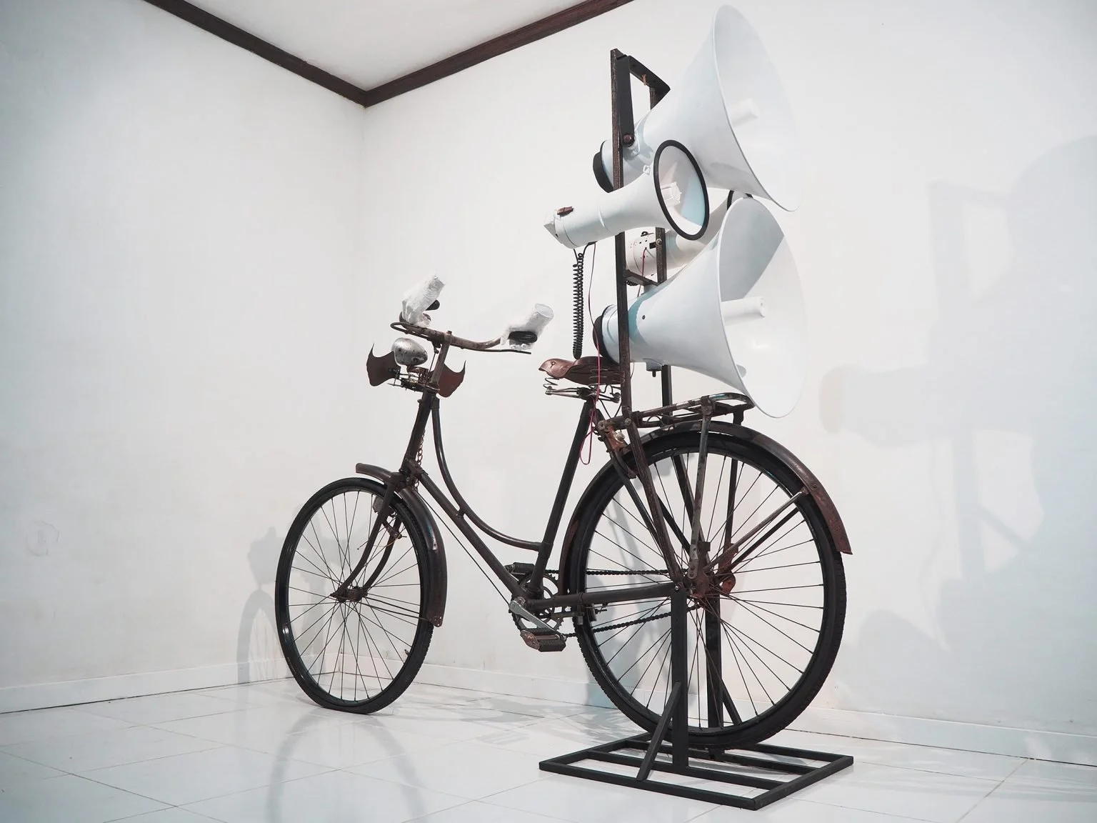 moch-krismon-ariwijaya_public-voice_bicycle-speakers-megaphone-lamp-metal-etching-wings-gypsum_200-x-50-x-190-cm_2020.jpg