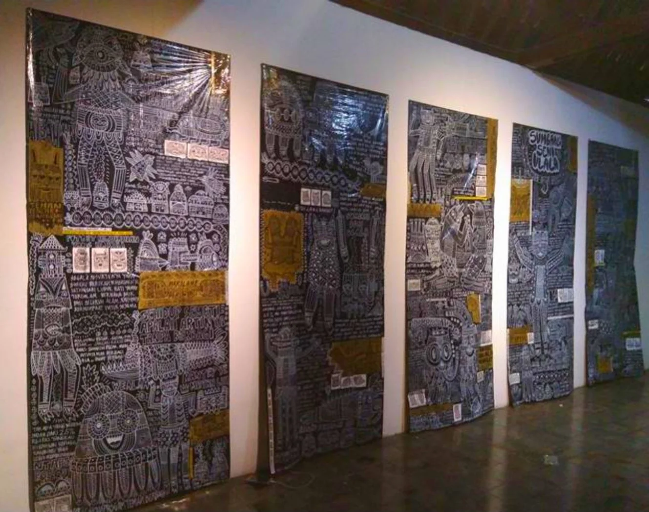 siam-candra-artista_imajinasi-di-atas-00-01-dunia-nyata-rasa-surgawi_ink-on-plastic_240-x-500-cm-5-panel_2018.jpg