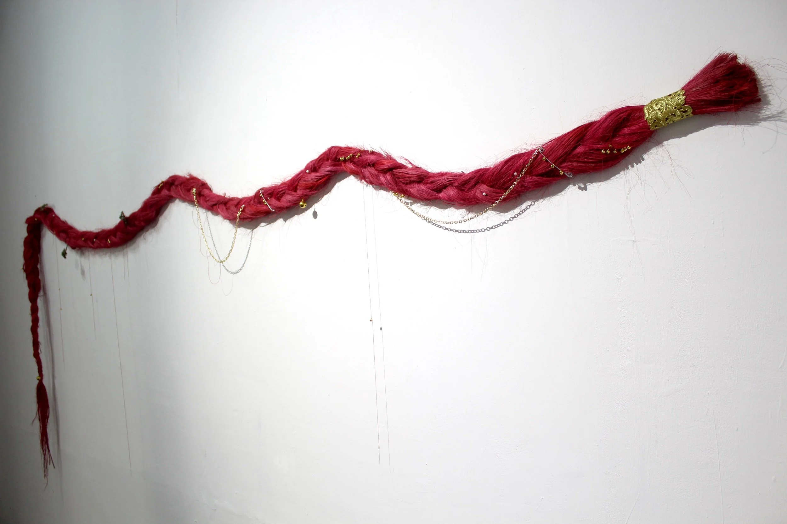  Fragmen Terakhir Drupadi (Last Fragment of Drupadi) 
 Pinapple leaf’s fiber  
 360 cm, 2018 
