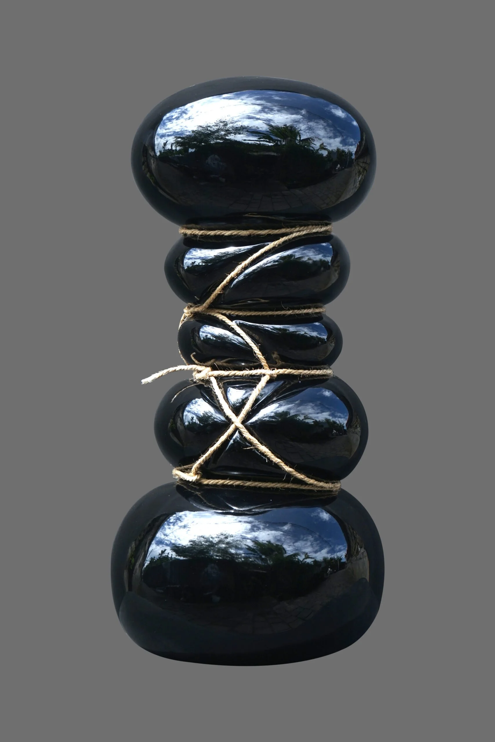  Napas 
 Resin, car paint, string 
 40 x 38 x 80 cm, 2023 
