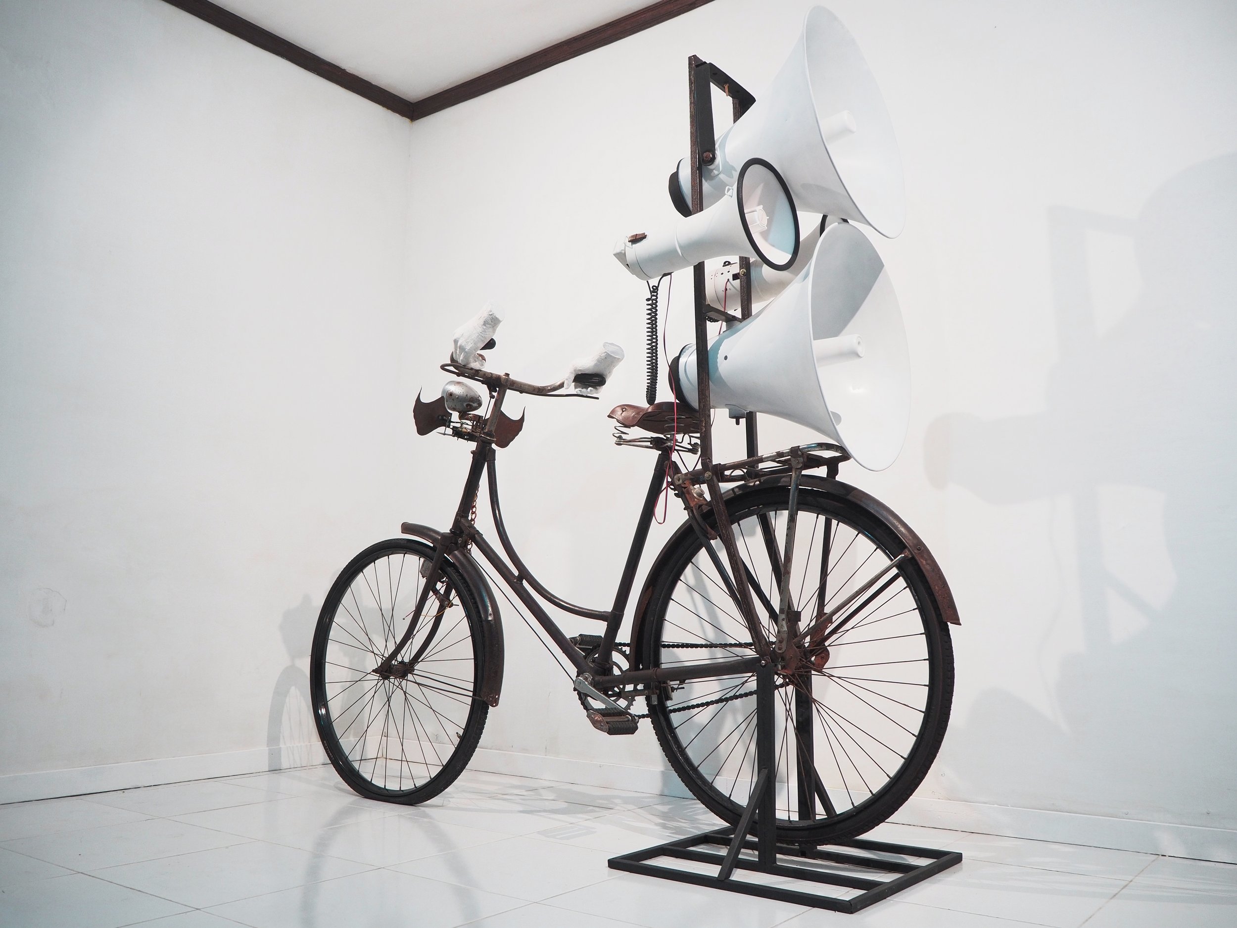  Moch Krismon Ariwijaya 
 Public Voice 
 Bicycle, speakers,megaphone, lamp, etchingwings, gypsum 
 200 cm x 50 cm x 190 cm, 2020 