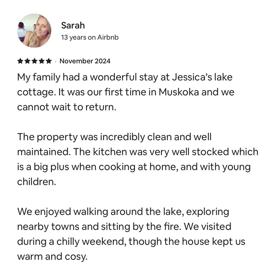 A profile review of Sarah on Airbnb, detailing her family’s stay at a lake cottage in Muskoka with comments on the cleanliness, kitchen, outdoor activities, and cozy house during a chilly weekend.
