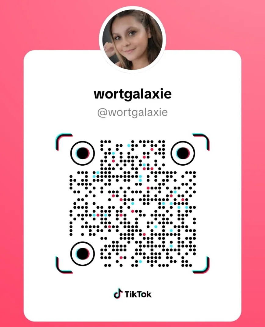Ein TikTok-Profil mit einem Profilbild einer jungen Frau, einem QR-Code in der Mitte, dem Benutzernamen 'wortgalaxie', dem TikTok-Logo und einem pinken Hintergrund.
