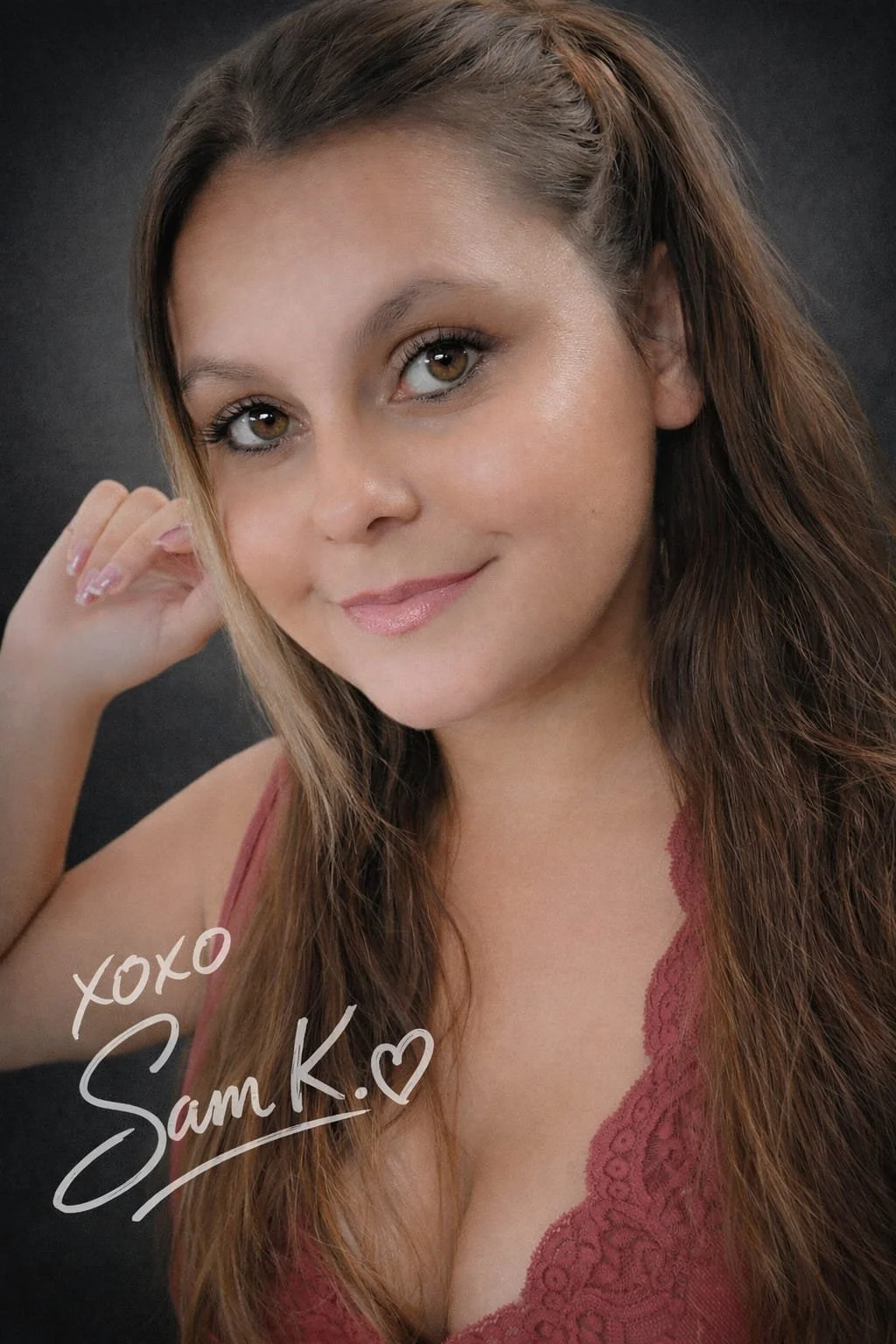 Nahaufnahme eines lachenden jungen Mädchens mit braunen Haaren und braunen Augen, trägt ein lila Oberteil mit Spitze, blickt in die Kamera, im Hintergrund dunkel, Text „XOXO Sam K.“ auf Bild