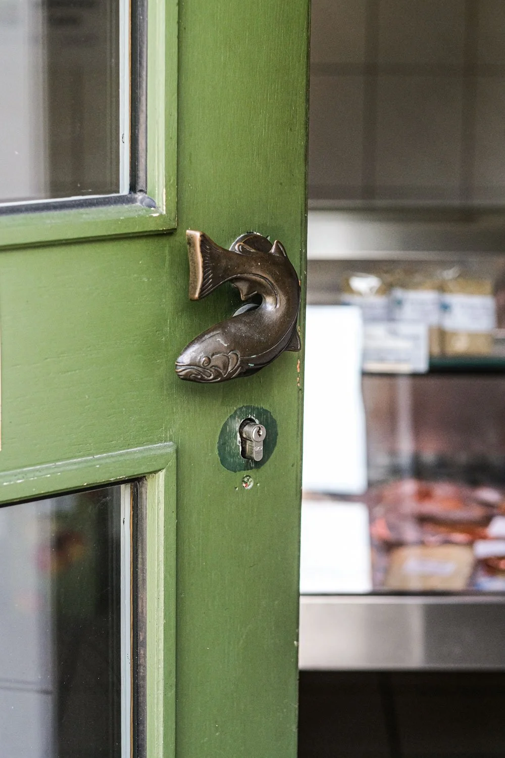 hofladen-eingang-tür-fisch