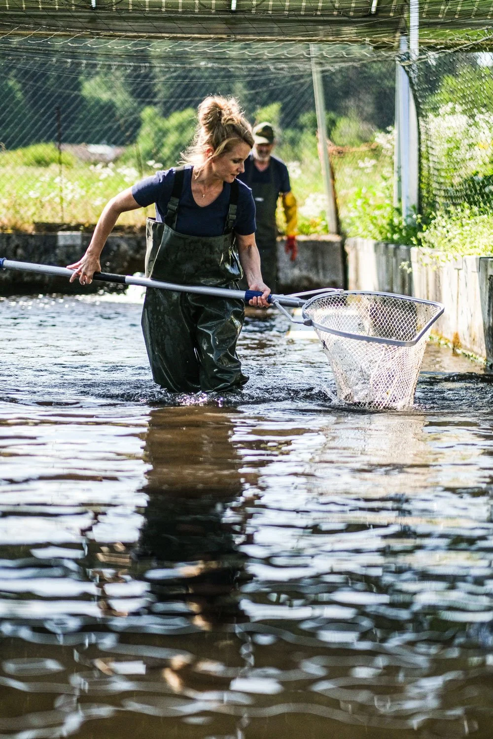 teichwirtschaft-fischweiher-fischerin