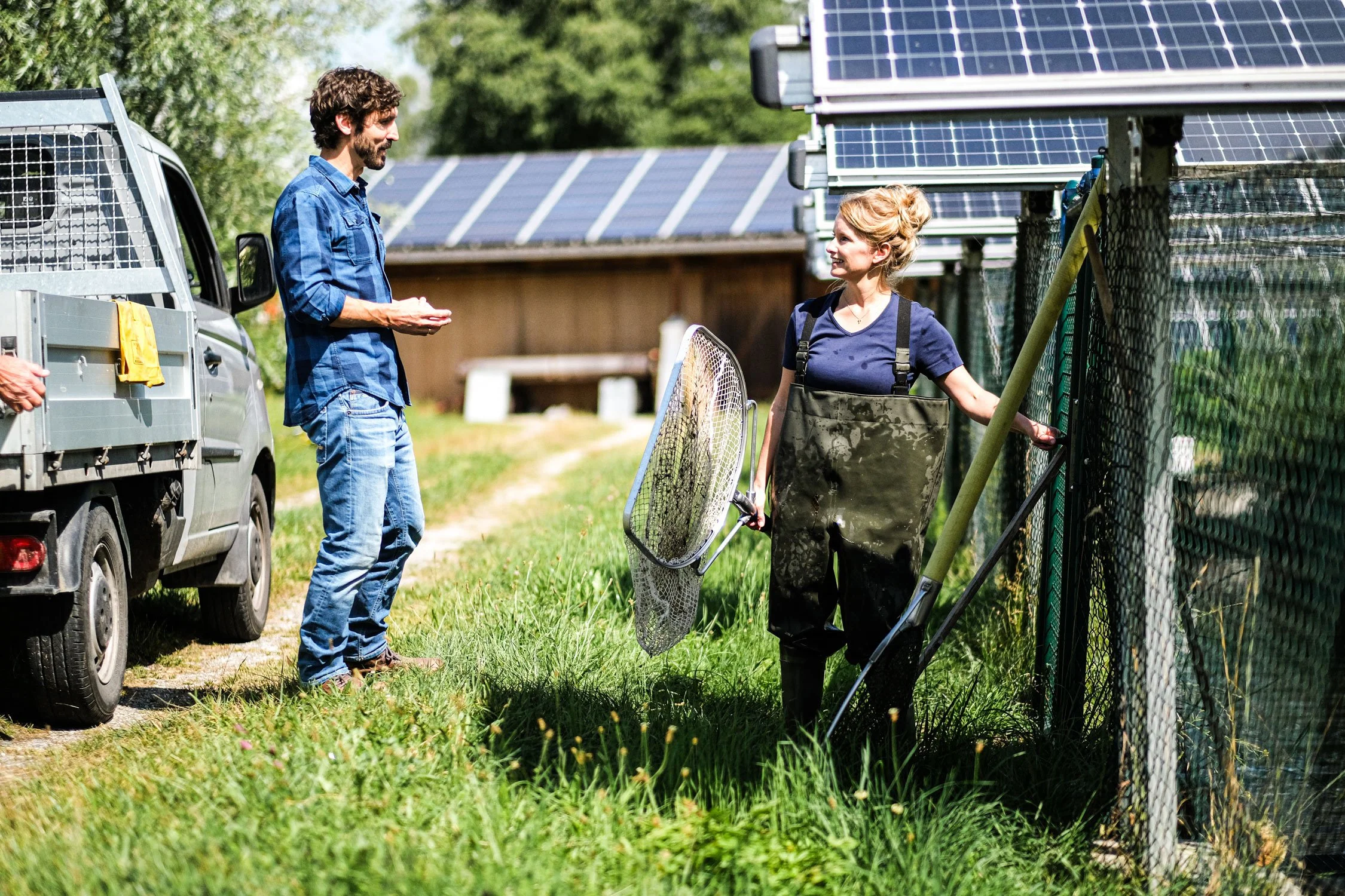 fischweiher-fischerin-kescher