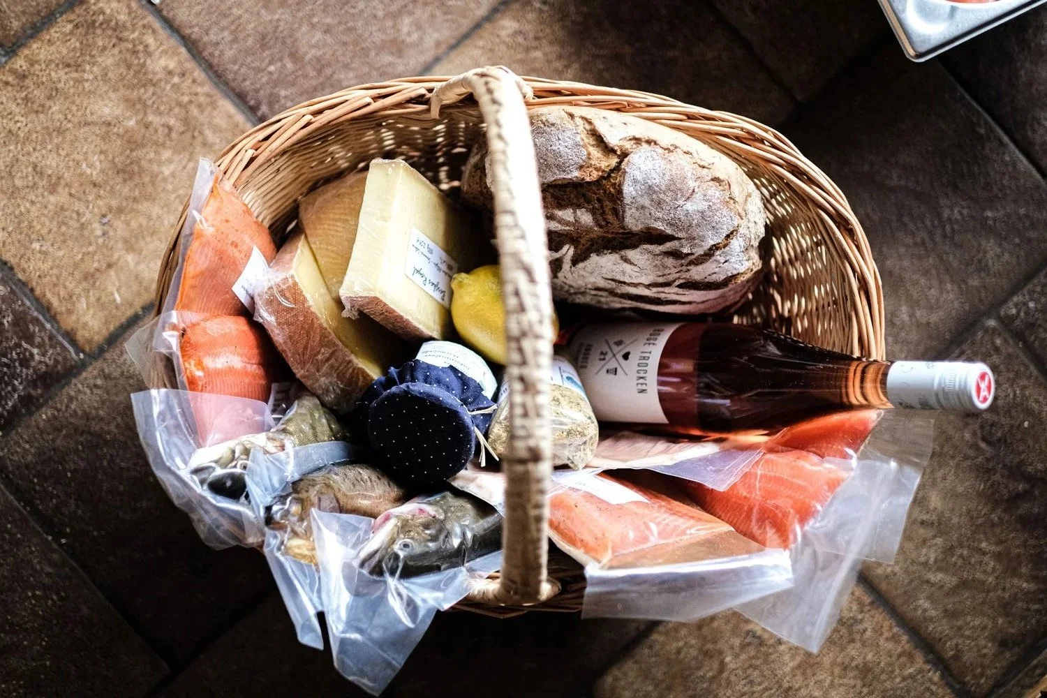 hofprodukte-korb-fisch-kaese-wein