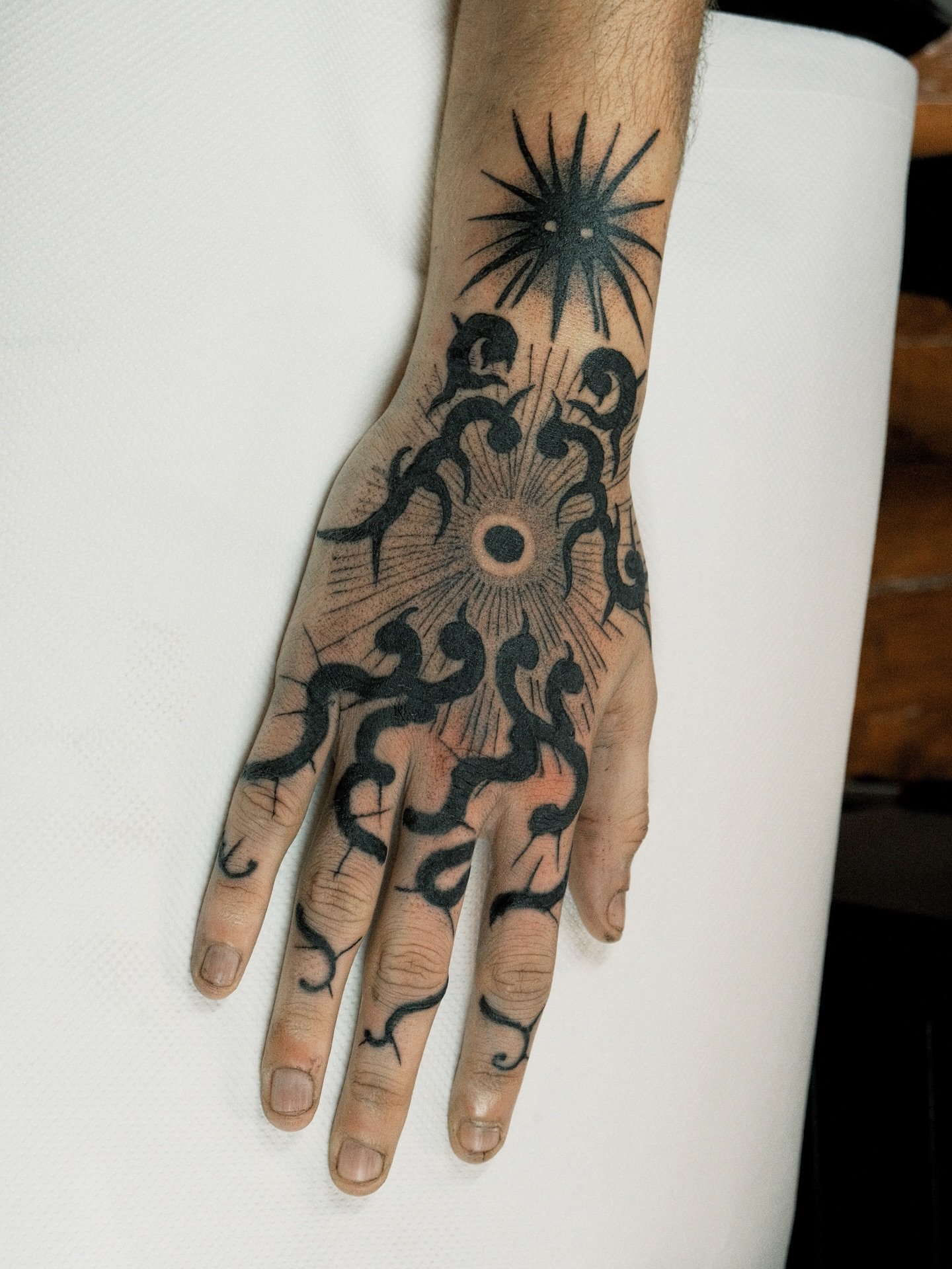Hand tattoo design from my flash from the haunted tea house ^_^. With the obscuritea spirit! 

#handtattoos #handtattoo #tokyotattoostudio #tokyotattoo #tokyotattooartist