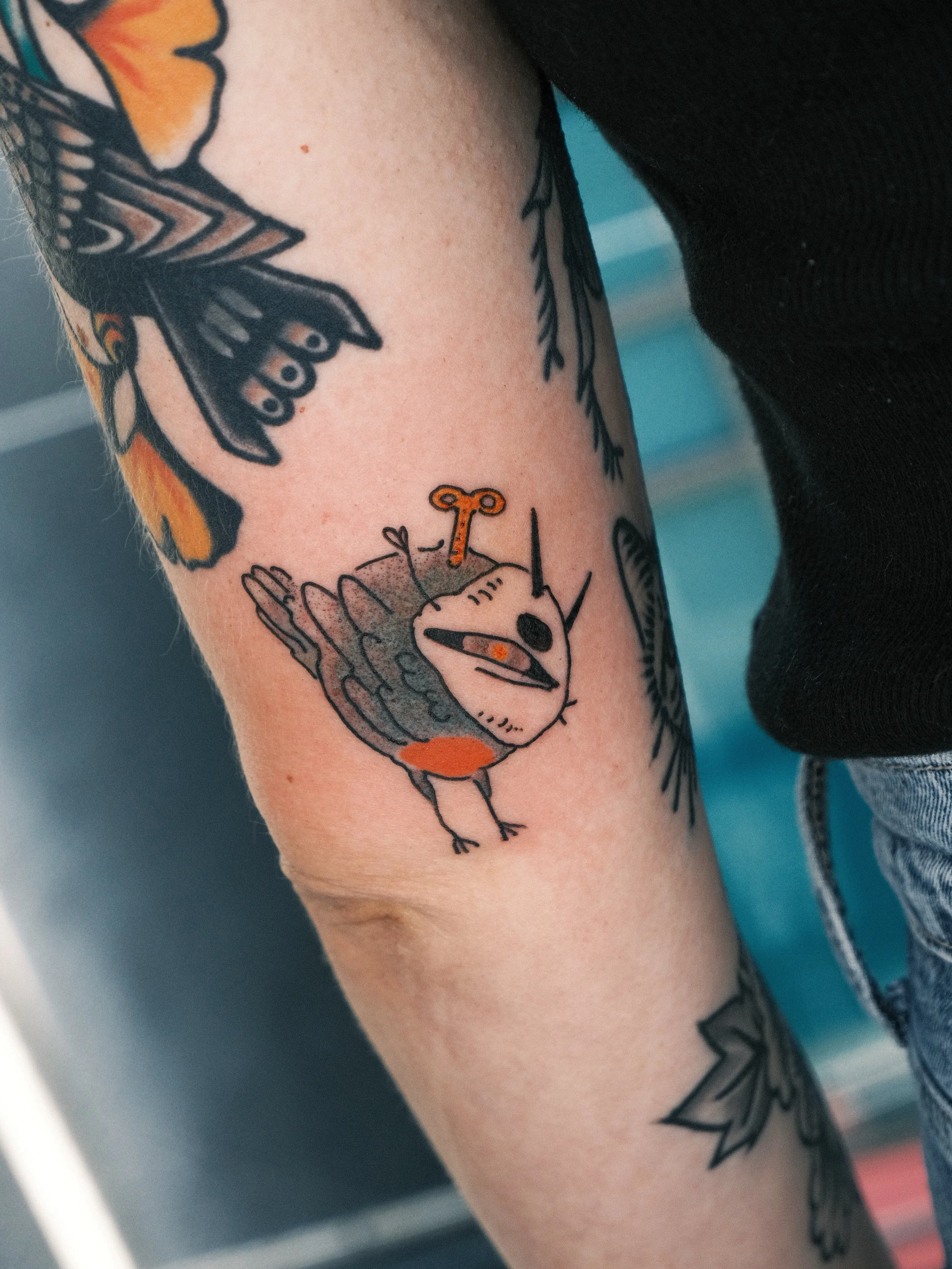 These are three winded birdie tattoos from the same flash set that were done a while ago <3 but have a special place in my heart. Unfortunately I forgot my camera for the 3d one :( so the photo is a bit crappy. 

#flashtattoos #tokyotattoo #smallt