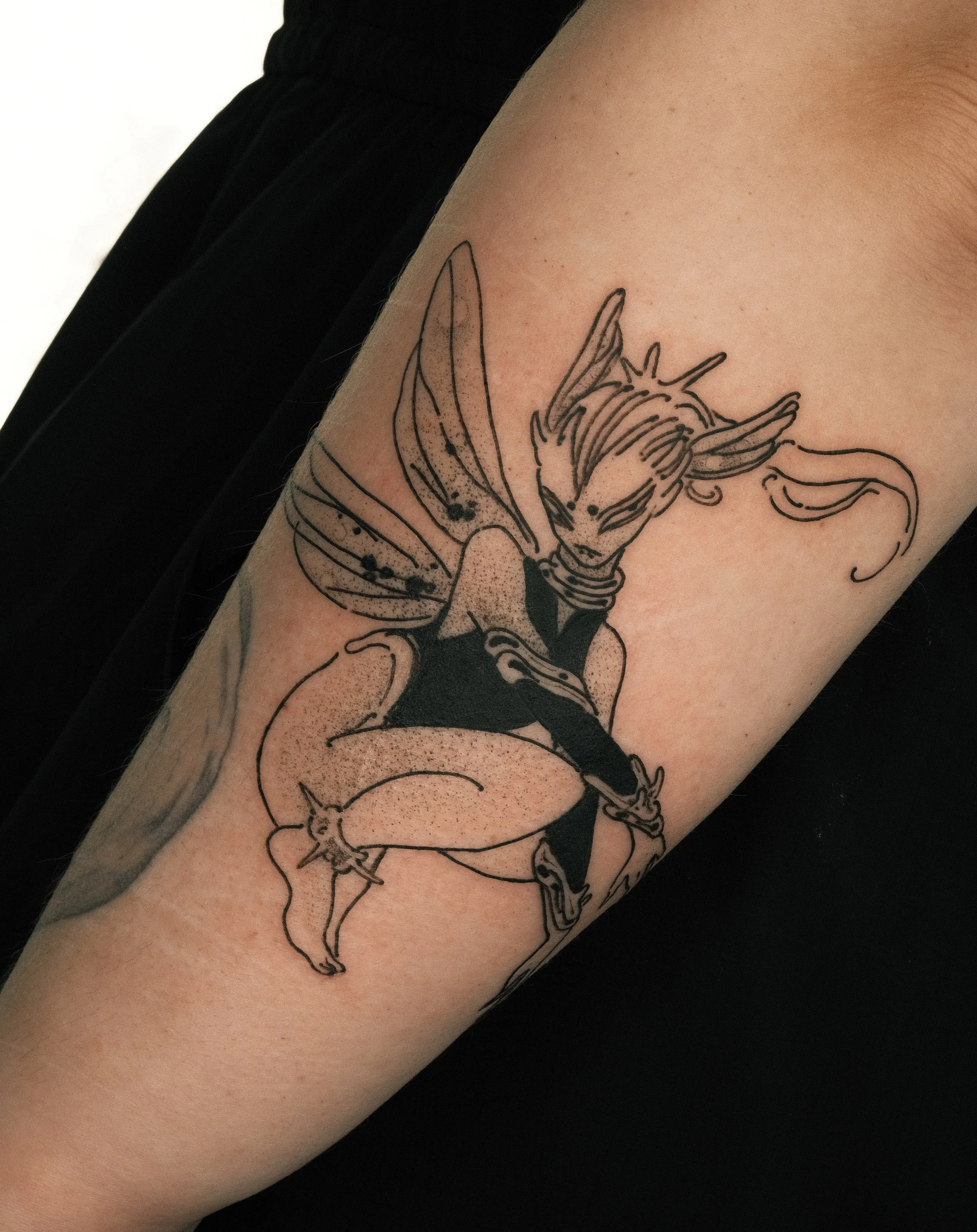 Fairies ^_^ both tattoos done on the same say for two friends (if I remember correctly).

This came in a flash set. 

#fairytattoo #fantasytattoo #tokyotattooartist #blackworkartists