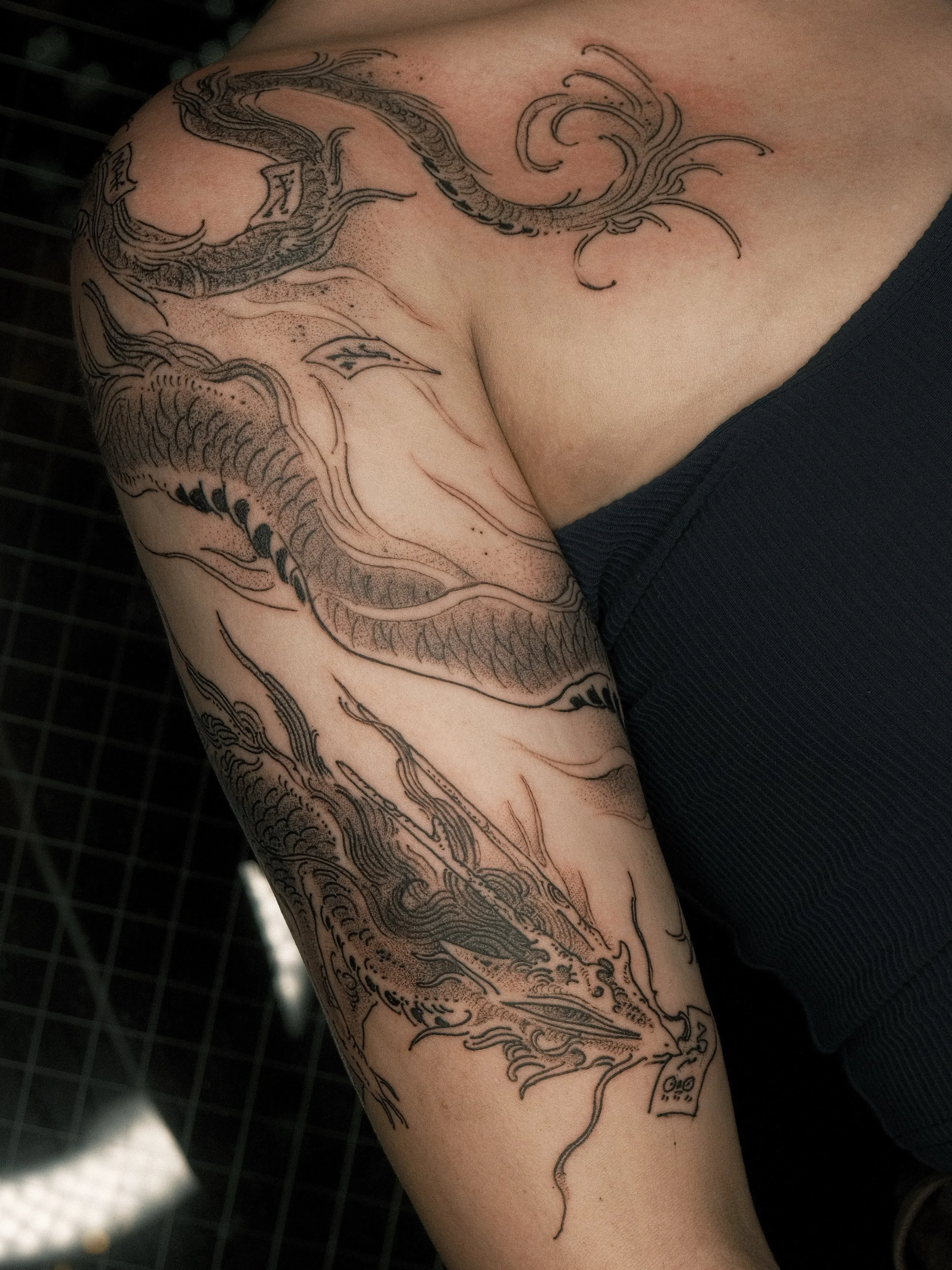 Custom dragon tattoo, we added some ofuda seals to make it more magical (=&acute;&forall;｀)人(&acute;&forall;｀=) 

#tokyotattooartist #dragontattoos #magicaltattoo #illustrativetattoos #whimsicaltattoo