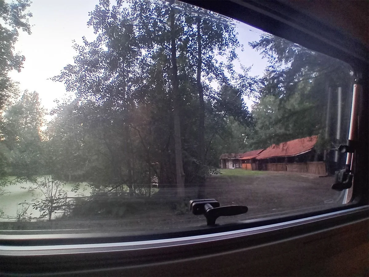Locatie aan het water met de Camper.jpg