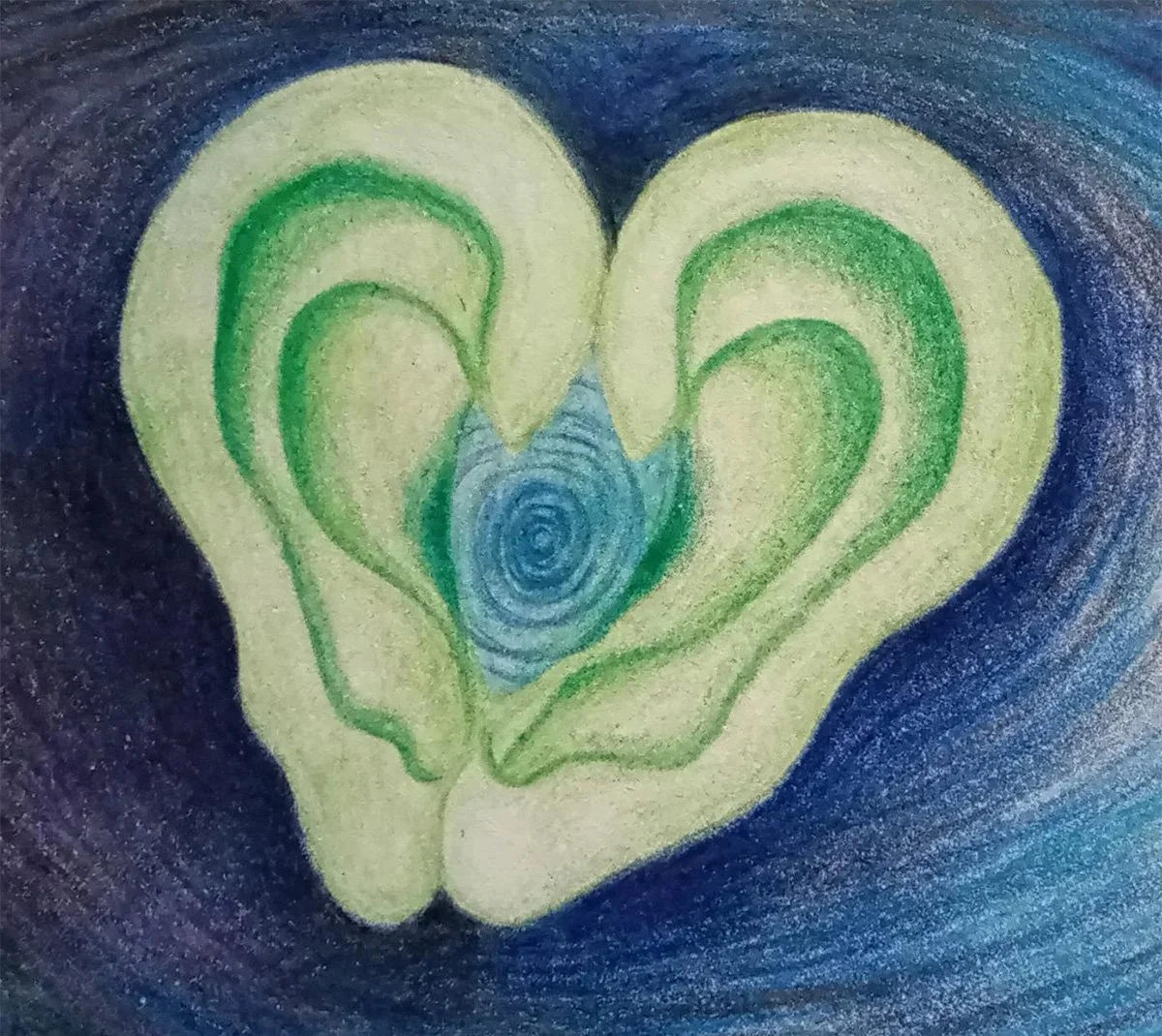 Twee handen die samen een hart vormen, met een blauw en groen spiraleffect in het midden, tegen een donkerblauwe achtergrond.