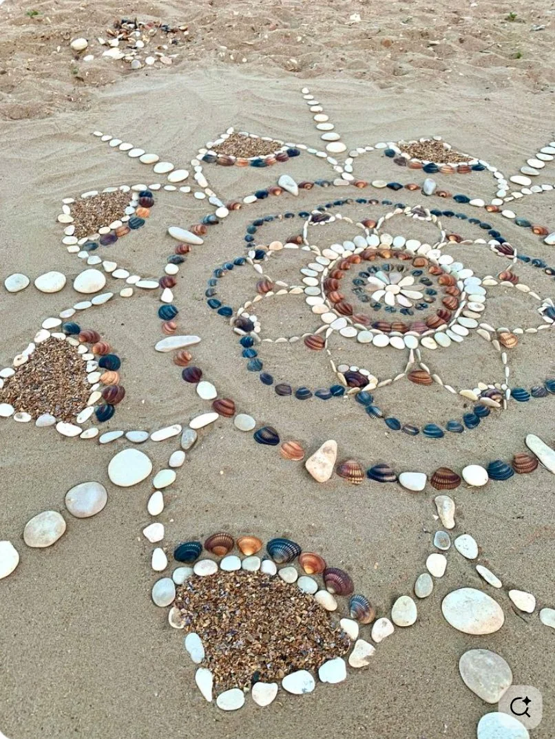 Mandala op het strand, gezamenlijk gecreëerd tijdens een zomerse belevingsdag van Seizoenen van de Ziel.