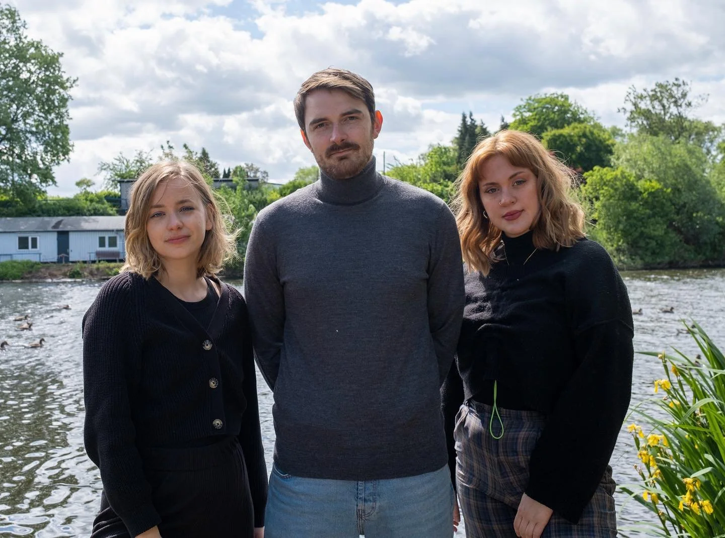 Wir haben uns endlich getraut 💒🎊
Die Honeymoon-Phase ist vorbei und wir machen ernst. Mit Website und so, wie richtige Erwachsene. Wir sind das Drehbuchkollektiv Fassung Drei.

www.fassungdrei.de