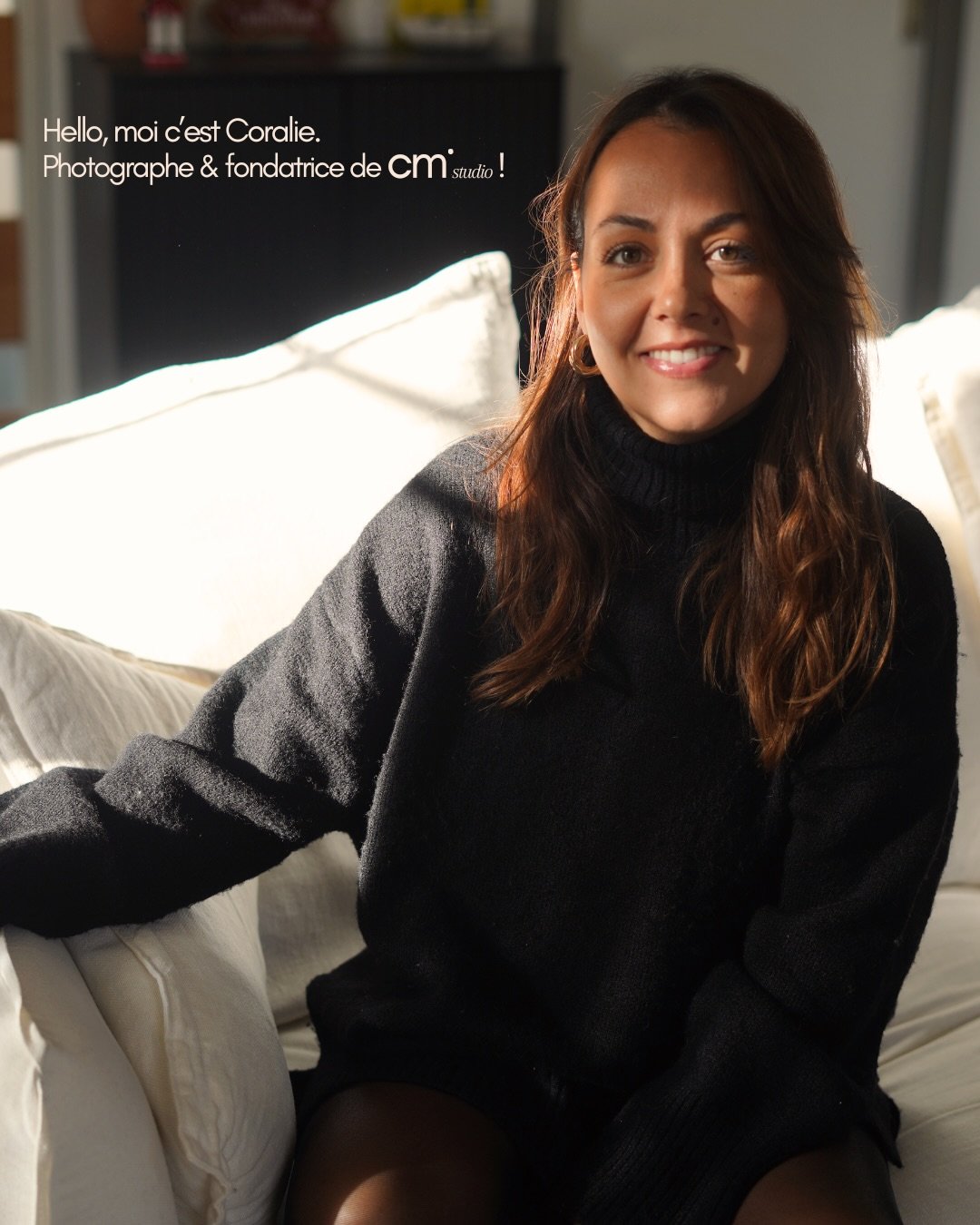 Hello, moi c&rsquo;est Coralie 👀
Je suis photographe et fondatrice de CM Studio, bas&eacute;e &agrave; Biarritz.

&Agrave; travers mon travail, j&rsquo;aime mettre en lumi&egrave;re les lieux o&ugrave; l&rsquo;on s&eacute;journe, o&ugrave; l&rsquo;o