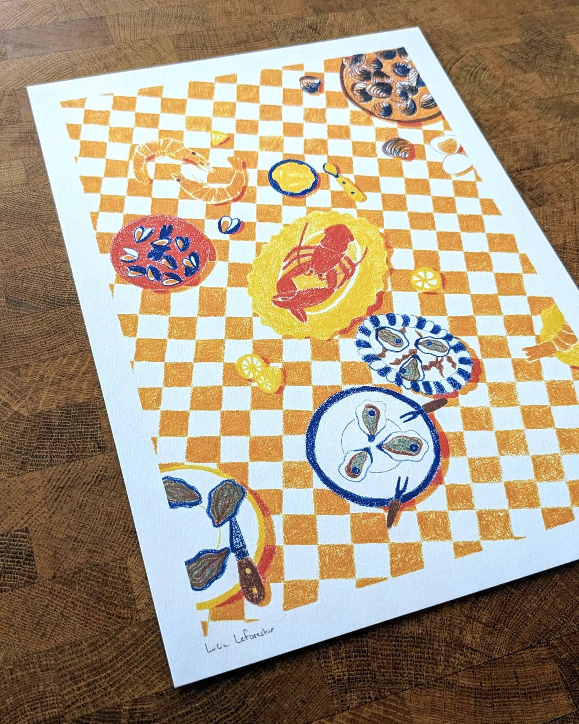 Affiche de décoration cuisine représentant des fruits de mer dont un homard, couleurs chaudes orange et jaune, dessin au crayon.