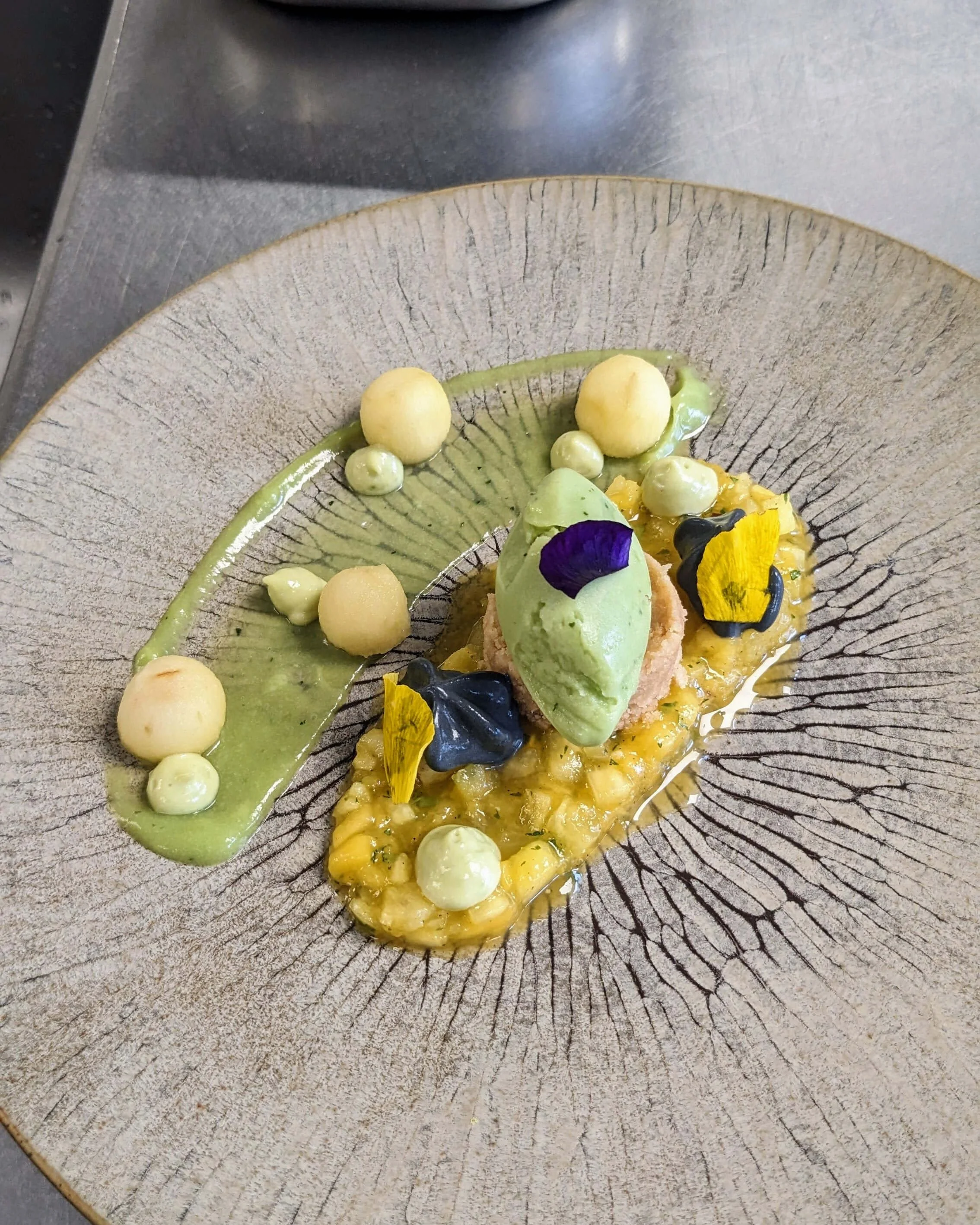 Réalisation d'un dessert autour de l'avocat par les élèves lors du workshop de design culinaire au LHIL.