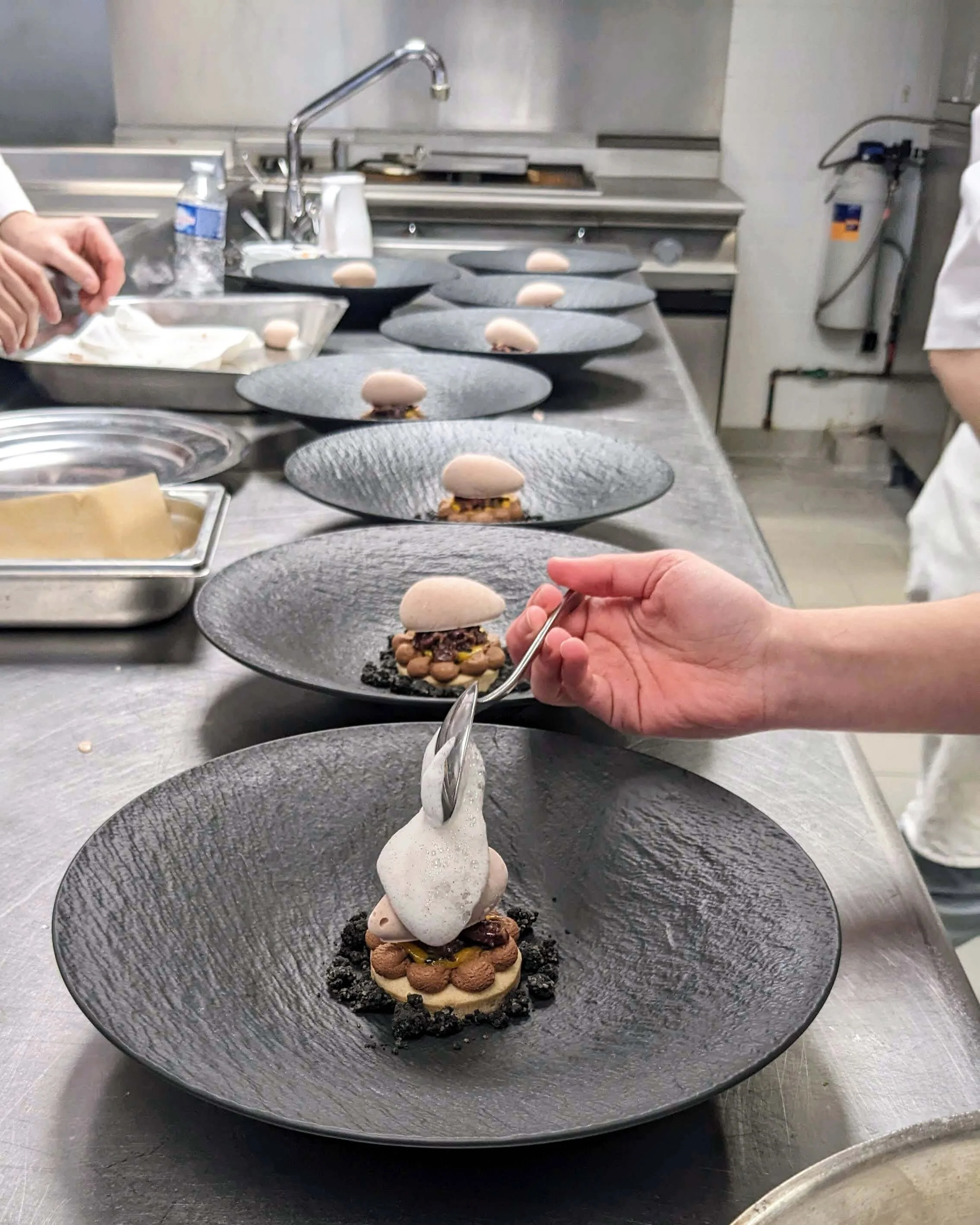 Passage en labo de production lors du workshop de design culinaire : dessert autour du haricot.