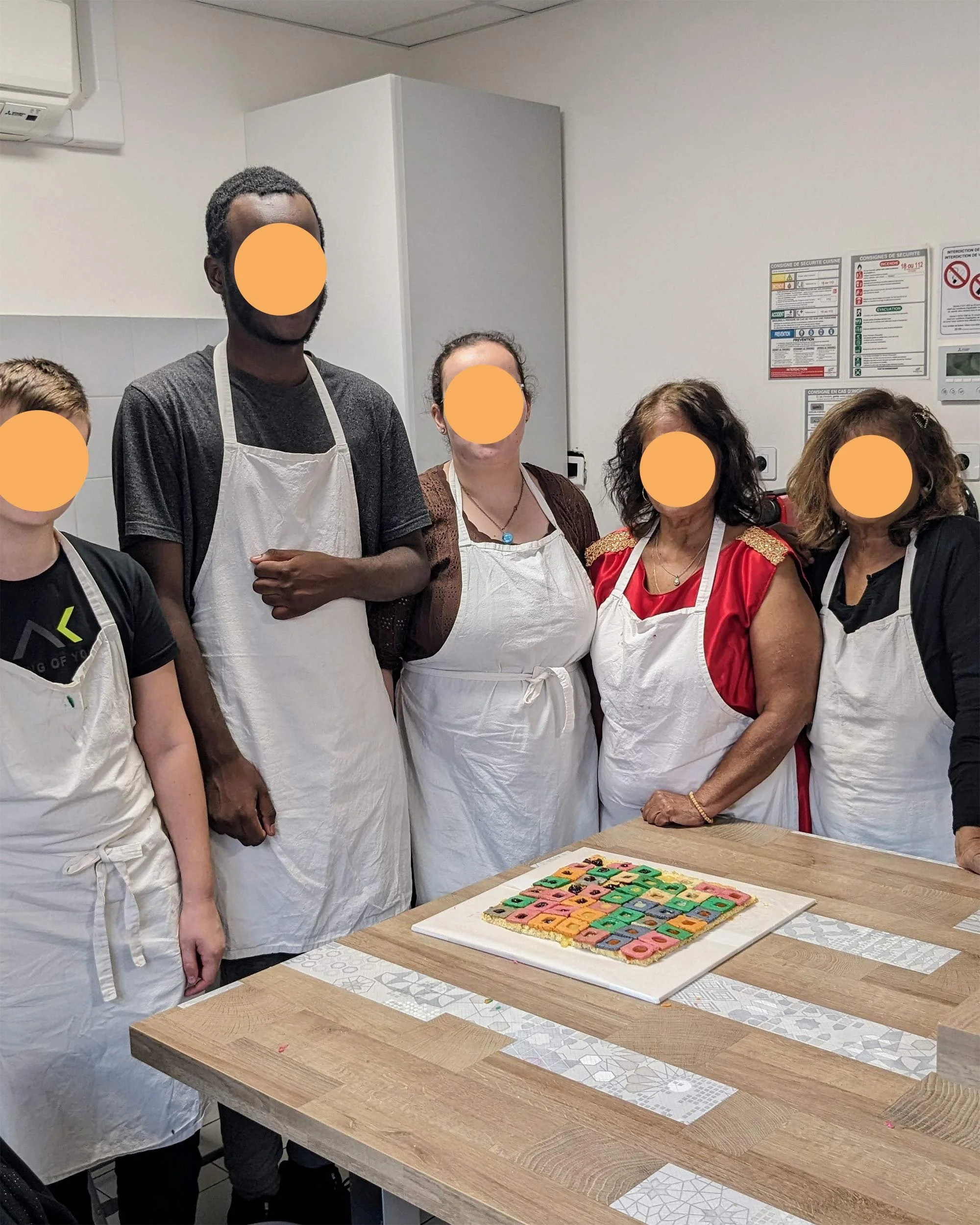 Les participants de la Micro-Folie de Noisy-le-Sec présentant fièrement leur création collective.