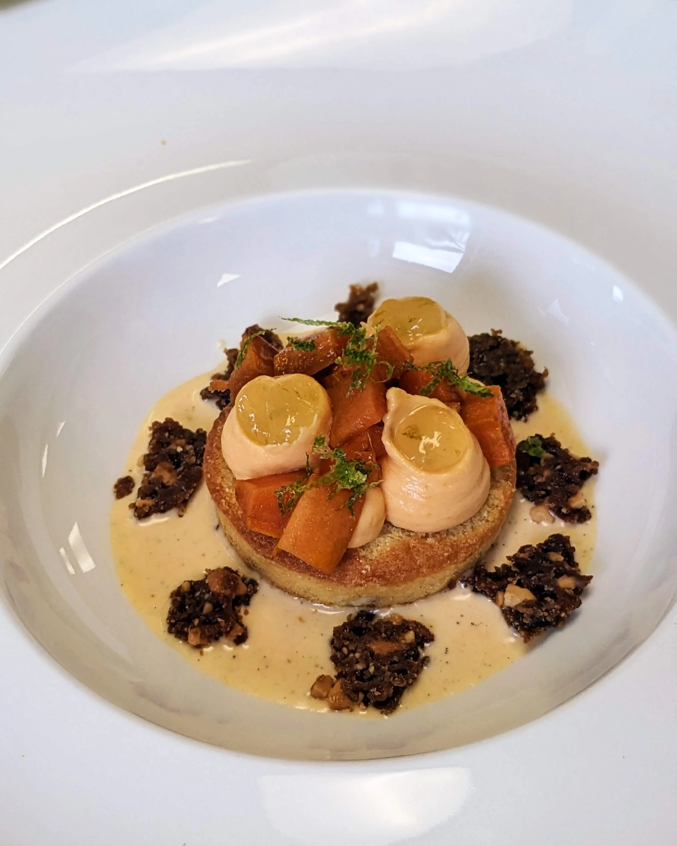 Réalisation d'un dessert autour de la patate douce par les élèves lors du workshop de design culinaire au Lycée Hôtelier de Lille.