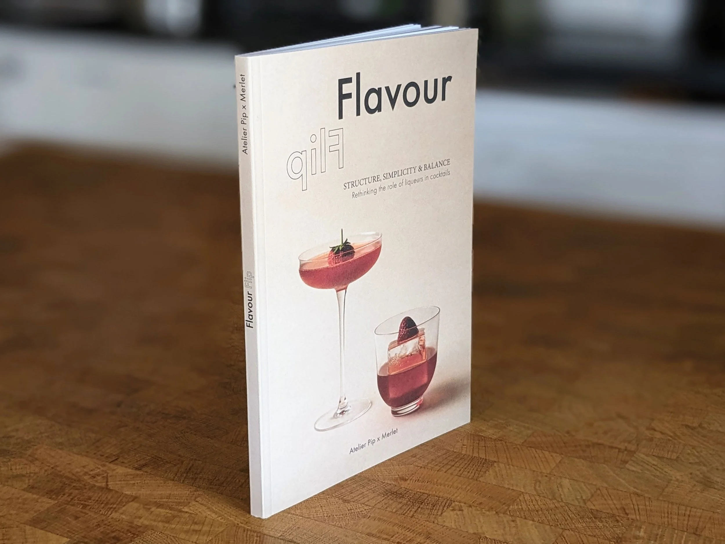 Photo de la couverture du livre Flavour Flip vue de trois-quarts montrant le dos et la reliure.