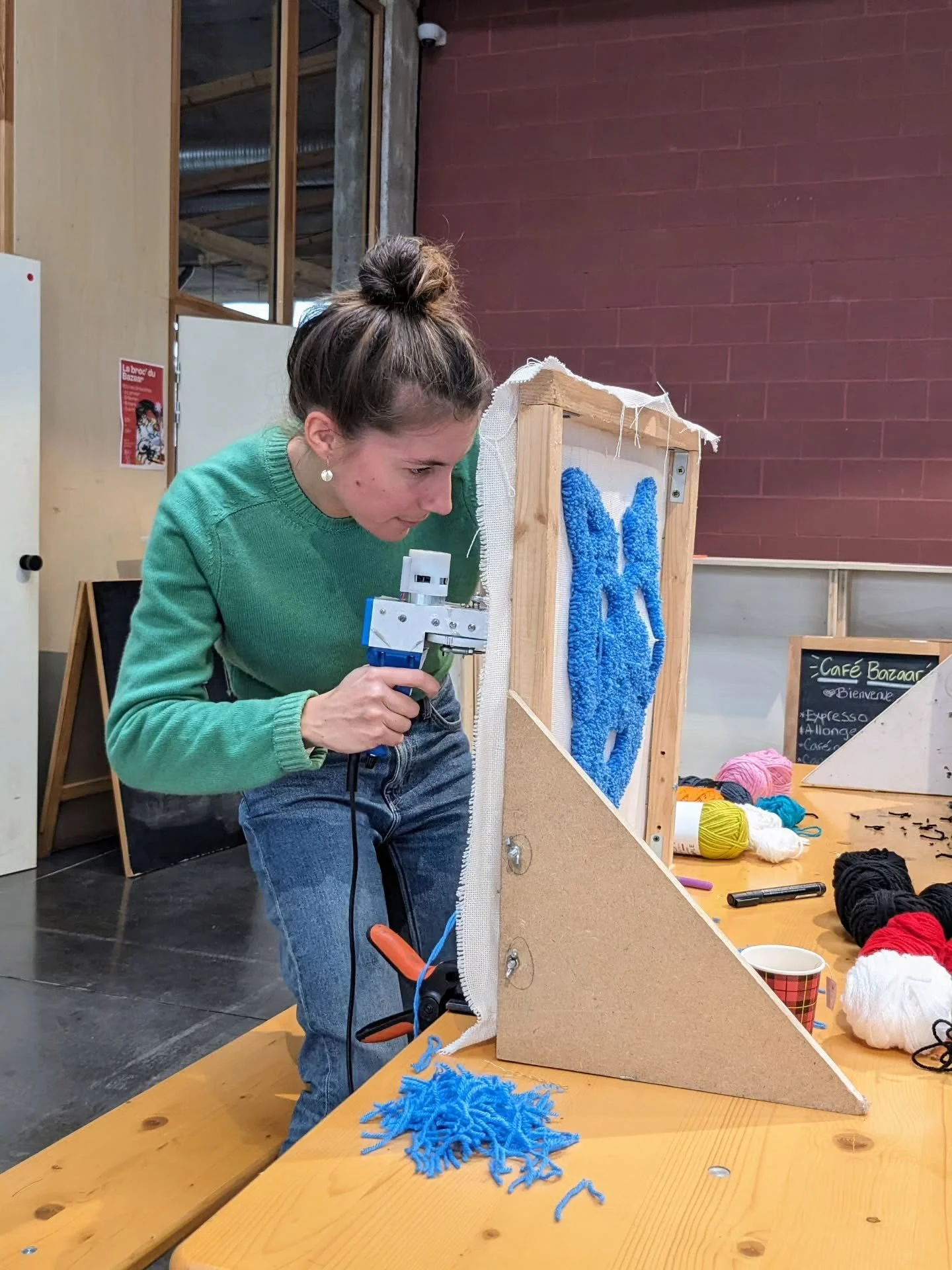 Petit retour sur un truc que j&rsquo;ai ador&eacute; faire (et que j&rsquo;ai failli ne jamais poster parce que &laquo;&nbsp;pas le temps&nbsp;&raquo; 🙃)

Atelier tufting mi-janvier - grosse envie de tester &ccedil;a depuis un moment.
Et surtout env