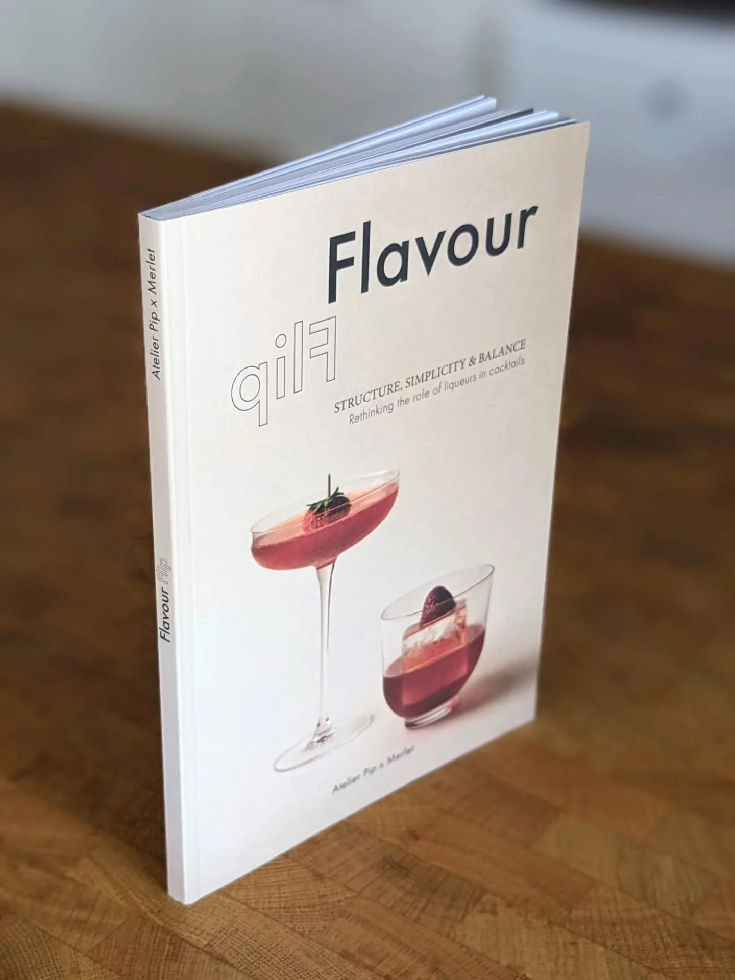 Un mois apr&egrave;s sa sortie, j'ai enfin le recul pour vous en parler comme il se doit 🍸

Flavour Flip, c'est 88 pages n&eacute;es d'une question pos&eacute;e par la mixologue Zoe Burgess (@atelierpip) : comment une seule liqueur peut-elle donner 
