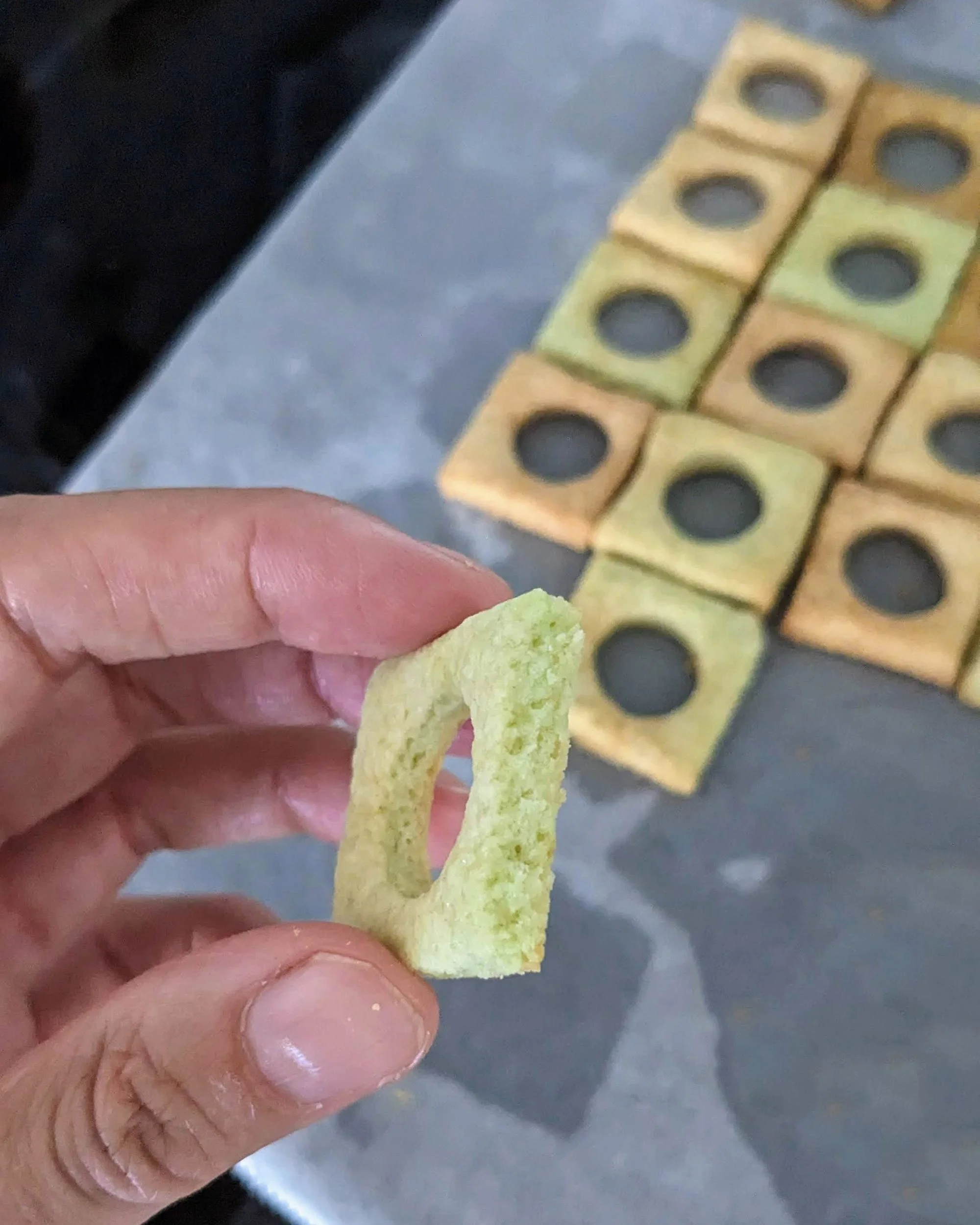 Gros plan sur un biscuit perforé montrant la précision de la découpe et l'épaisseur de la pâte.