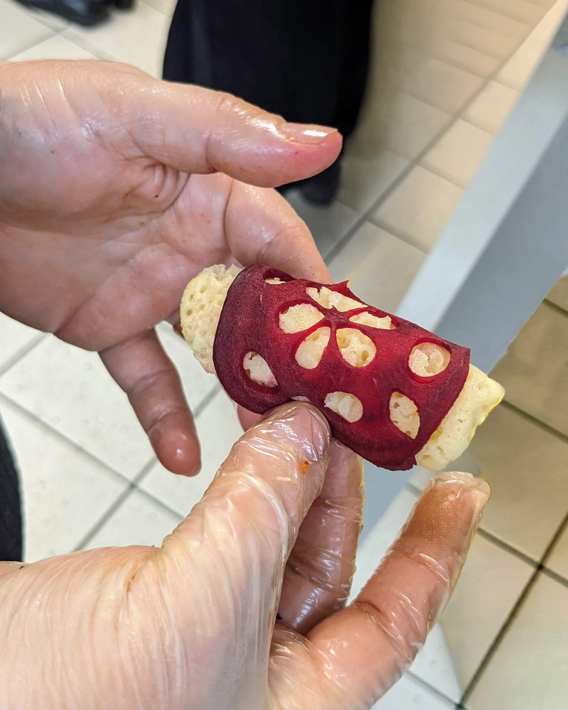 Travail de découpe de précision sur une fine tranche de betterave pour créer un motif de dentelle comestible.