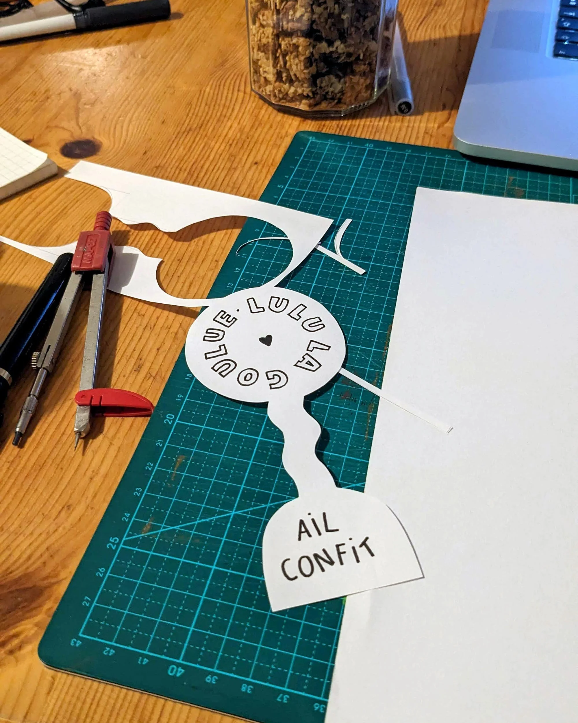 Travail de création d'étiquettes manuscrites pour des produits artisanaux et du granola.